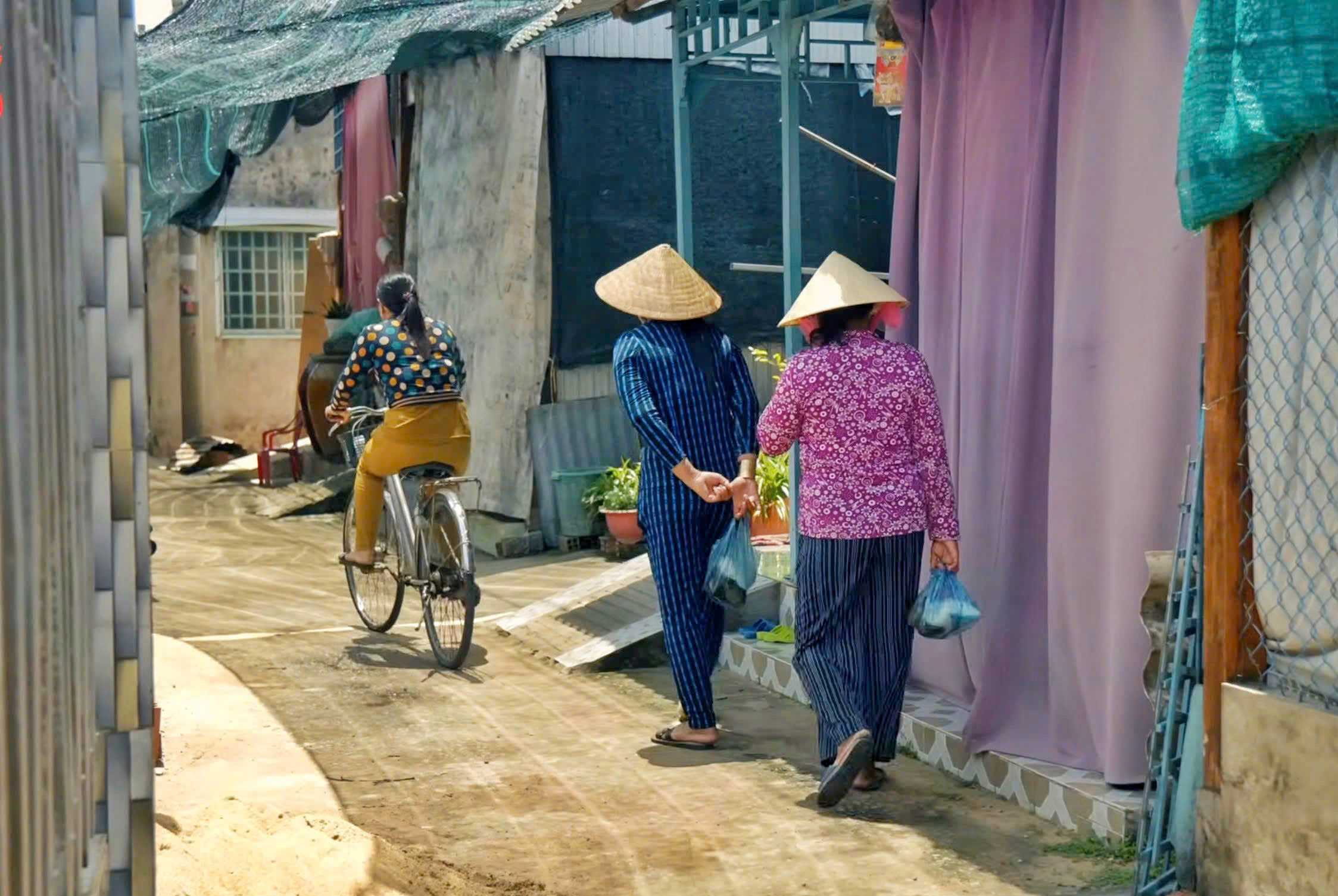 Đ&aacute;m giỗ miền T&acirc;y: Ăn giỗ lấy phần mang về, tục xưa rất đẹp c&ograve;n lưu giữ - Ảnh 1.