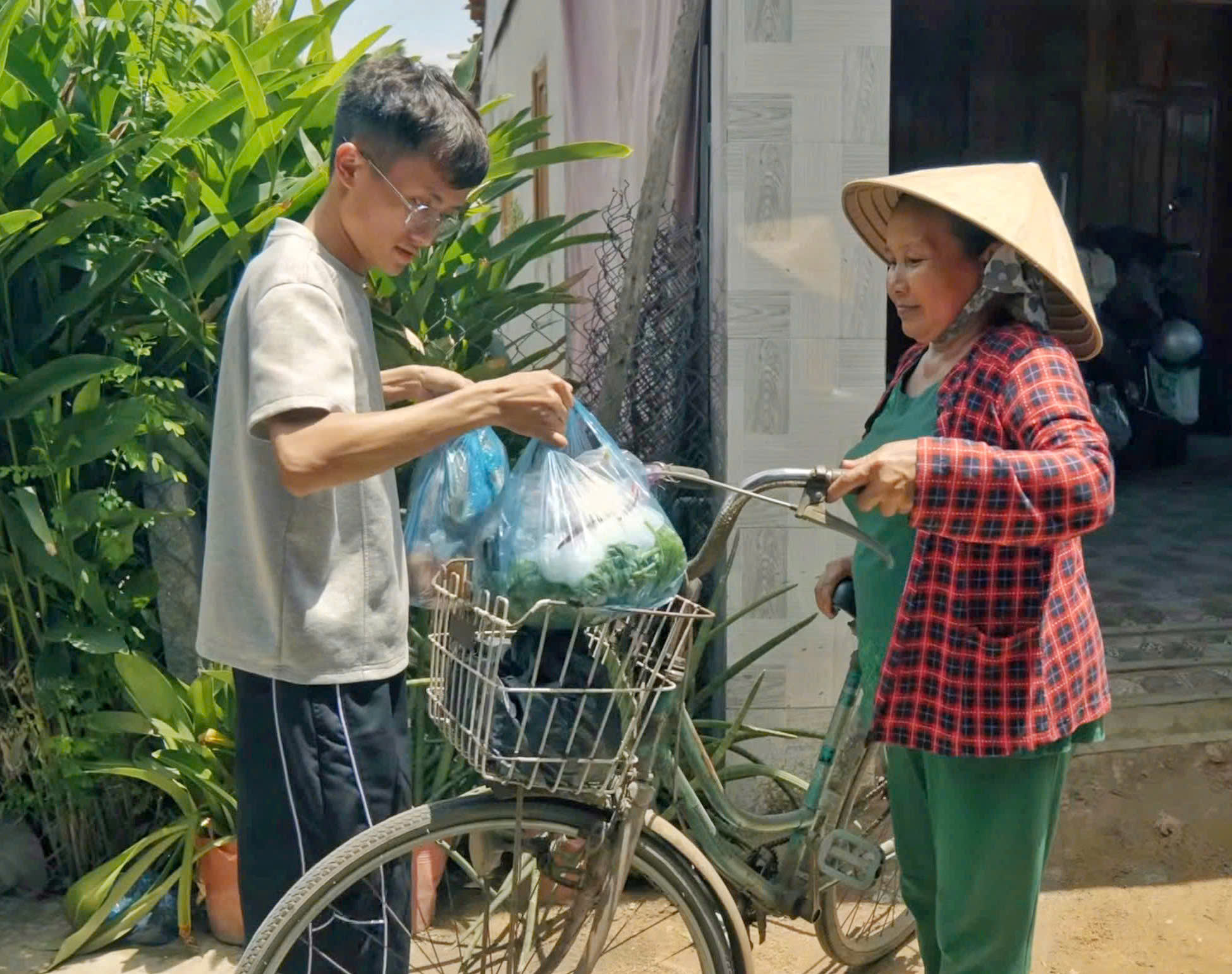 Đ&aacute;m giỗ miền T&acirc;y: Ăn giỗ lấy phần mang về, tục xưa rất đẹp c&ograve;n lưu giữ - Ảnh 6.