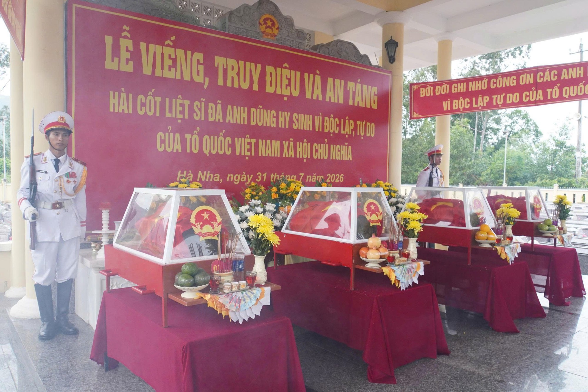 Đà Nẵng: Truy điệu, an táng 4 hài cốt liệt sĩ tìm thấy tại hang Đá Sập- Ảnh 2.