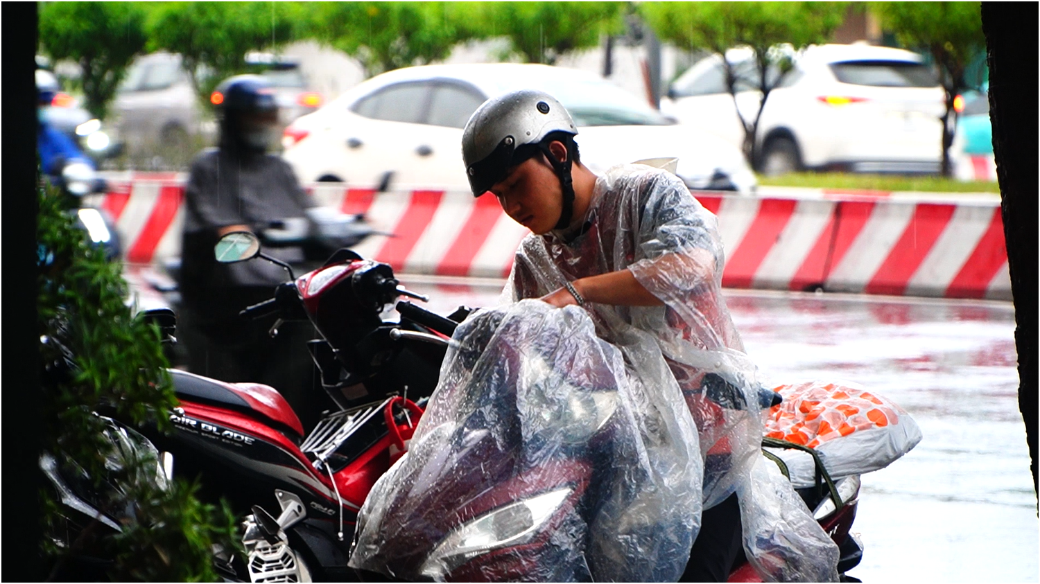 Mưa lớn ập xuống, câu nói của nam shipper nuôi con 8 tháng khiến nhiều người - Ảnh 4.