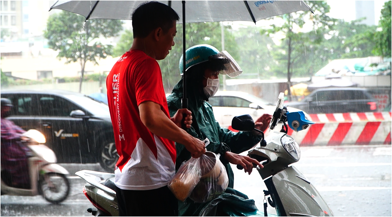 Mưa lớn ập xuống, câu nói của nam shipper nuôi con 8 tháng khiến nhiều người - Ảnh 3.