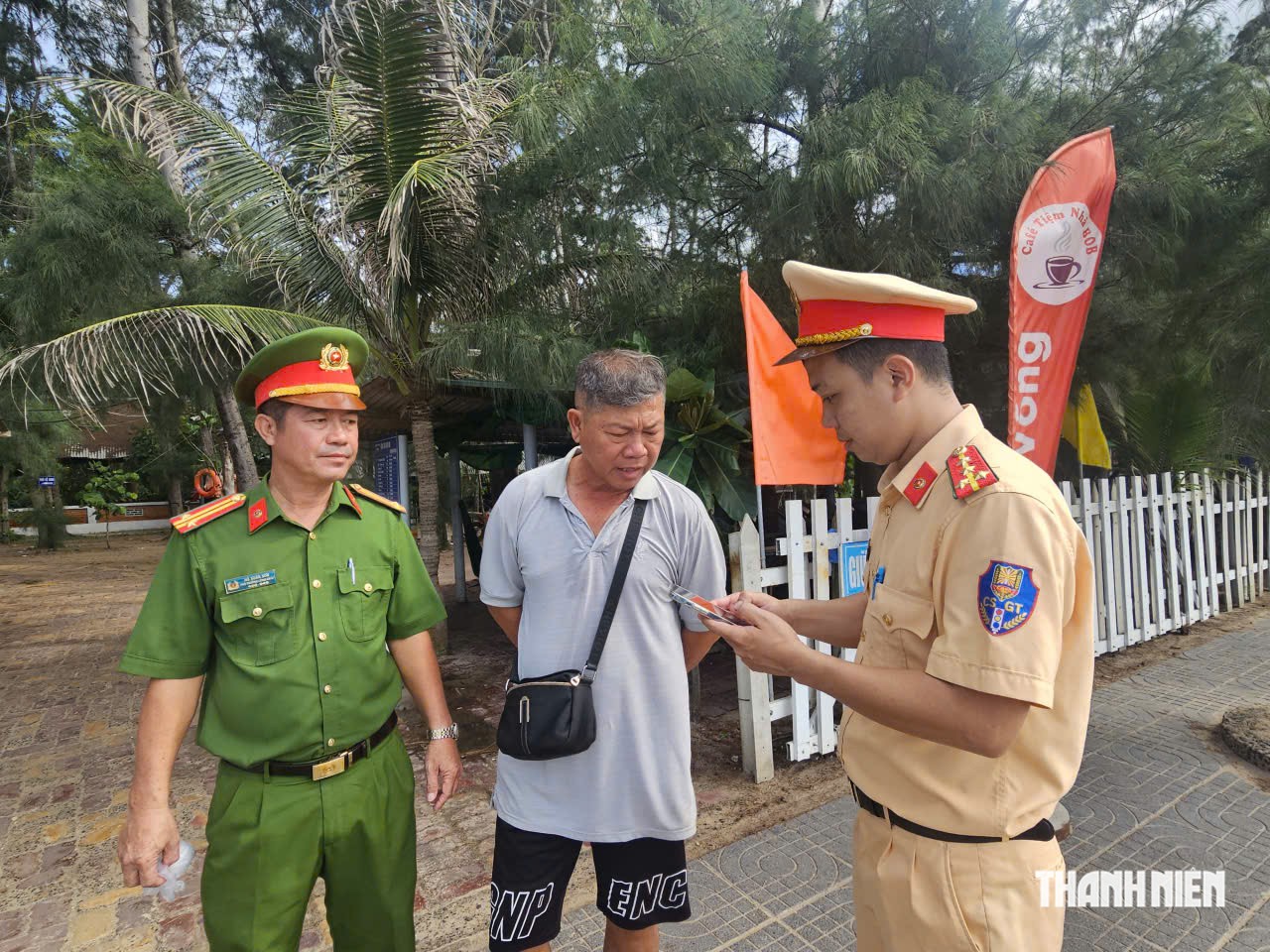 TP.HCM: Lắp camera xử lý nạn xả ‘trộm’ rác thải dọc bờ kè Phước Hải- Ảnh 2.