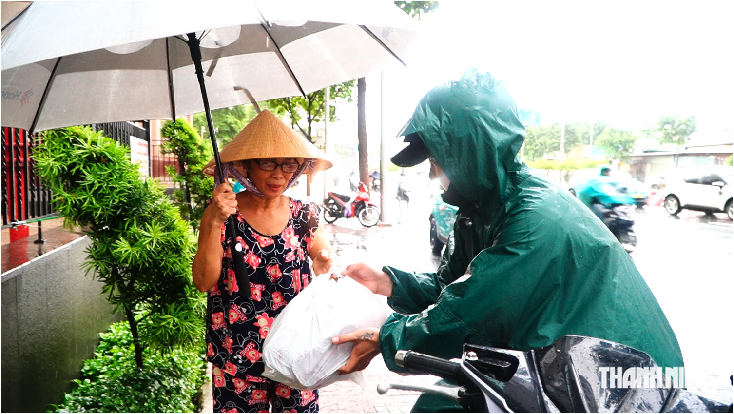 Mưa lớn ập xuống, câu nói của nam shipper nuôi con 8 tháng khiến nhiều người - Ảnh 2.