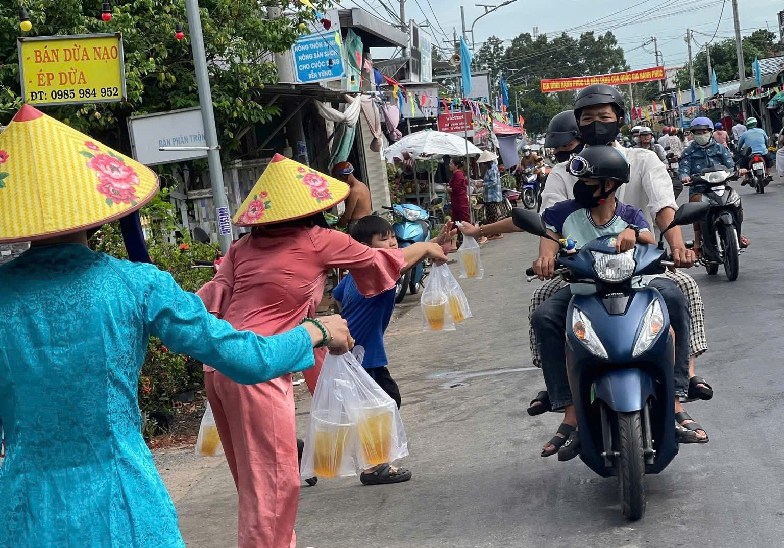 Hào sảng miền Tây: "Đặc sản" cơm, nước miễn phí mùa đại lễ 18-5 ở An Giang - Ảnh 6.