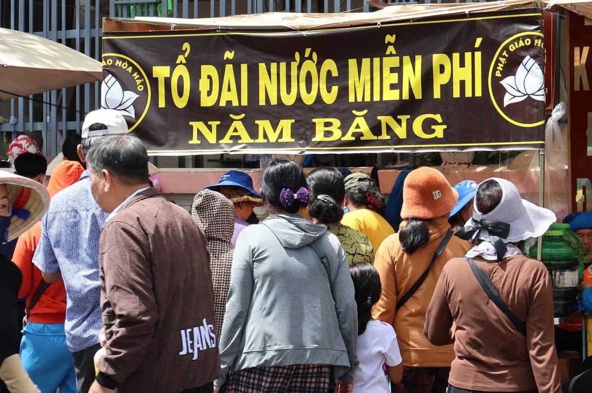 Hào sảng miền Tây: "Đặc sản" cơm, nước miễn phí mùa đại lễ 18-5 ở An Giang - Ảnh 10.