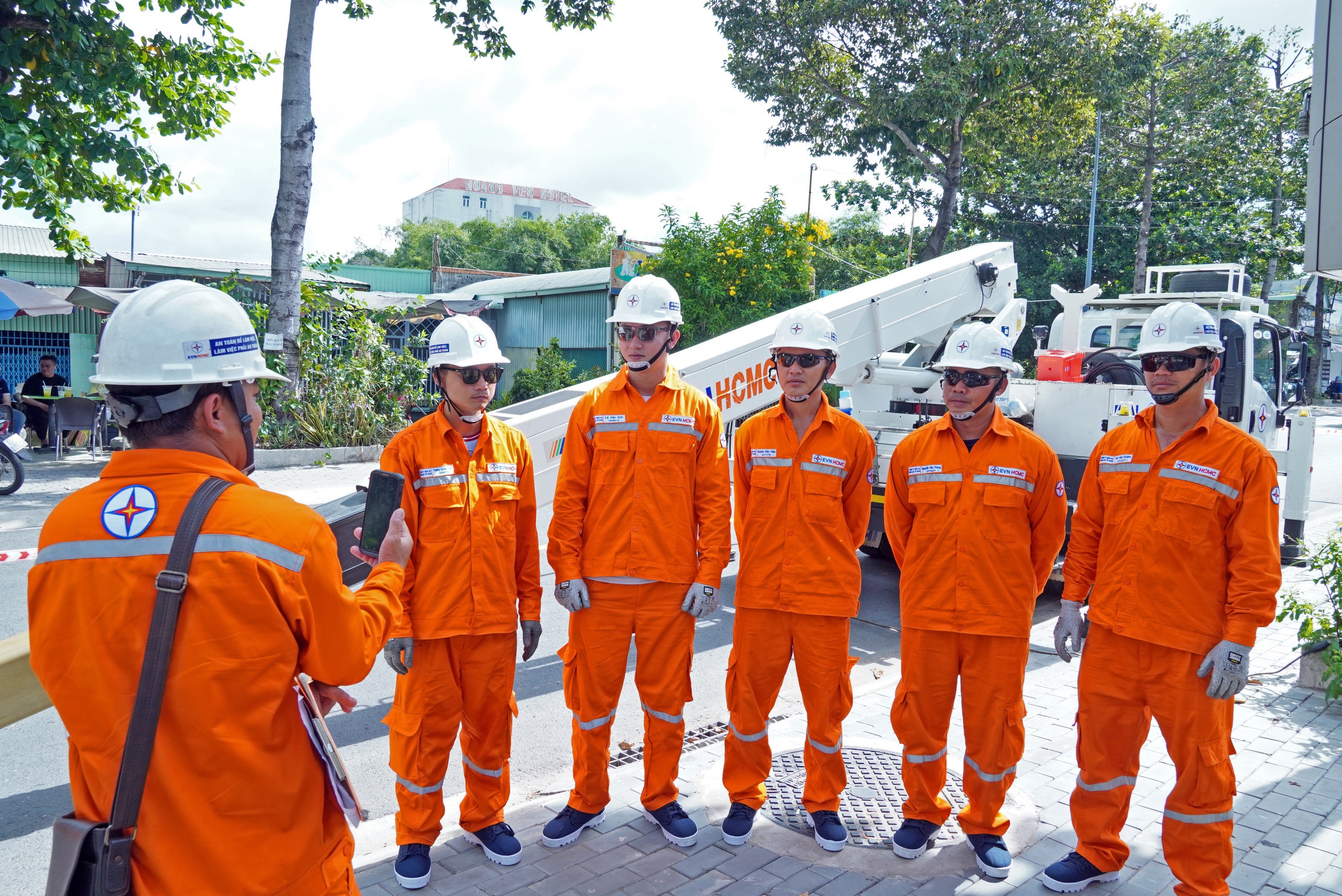 Ảnh dự thi: C&ocirc;ng việc của người thợ điện sửa chữa điện live - line - Ảnh 2.