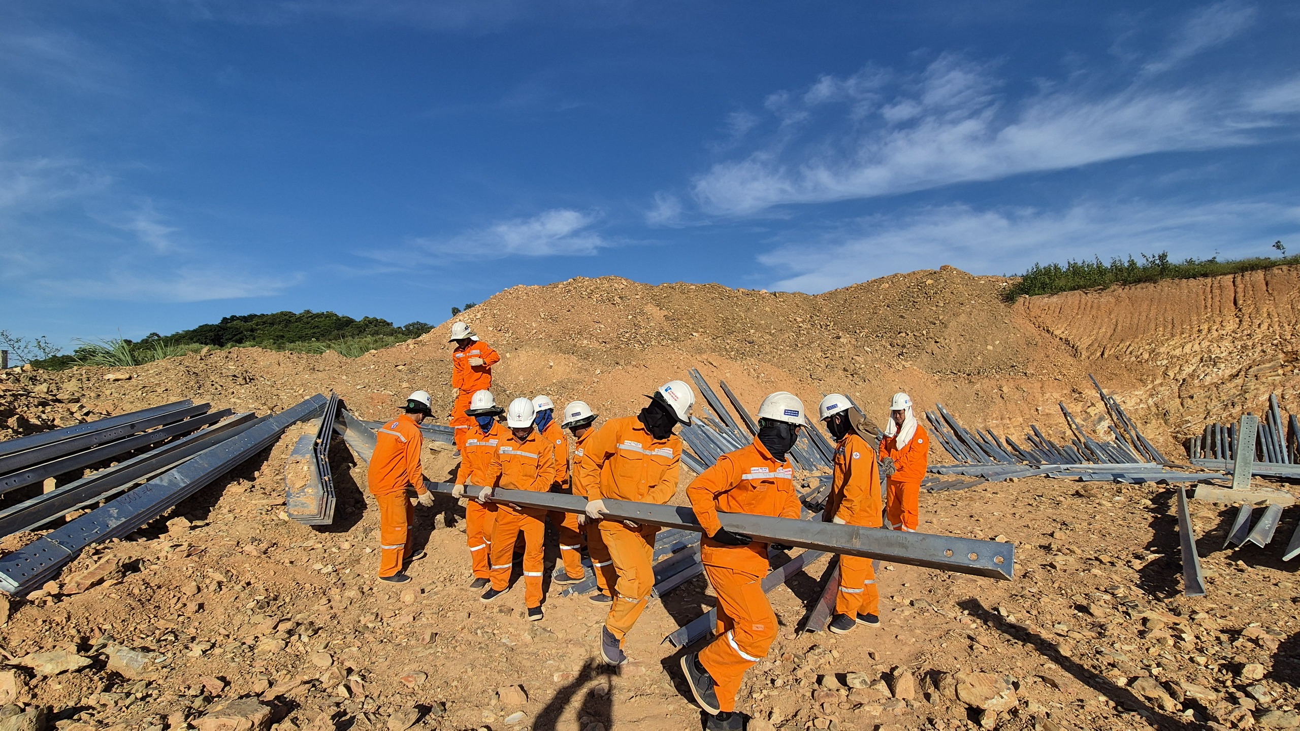 Ảnh dự thi: Công nhân ngành điện thành phố mang tên Bác trên quê hương của Người - Ảnh 1.
