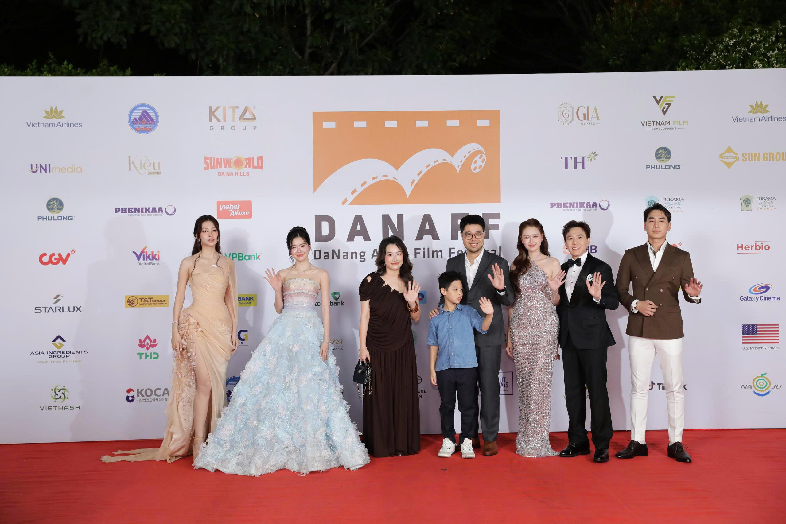 Tăng Thanh Hà gợi cảm, Việt Hương được chồng hộ tống đi sự kiện - Ảnh 7.