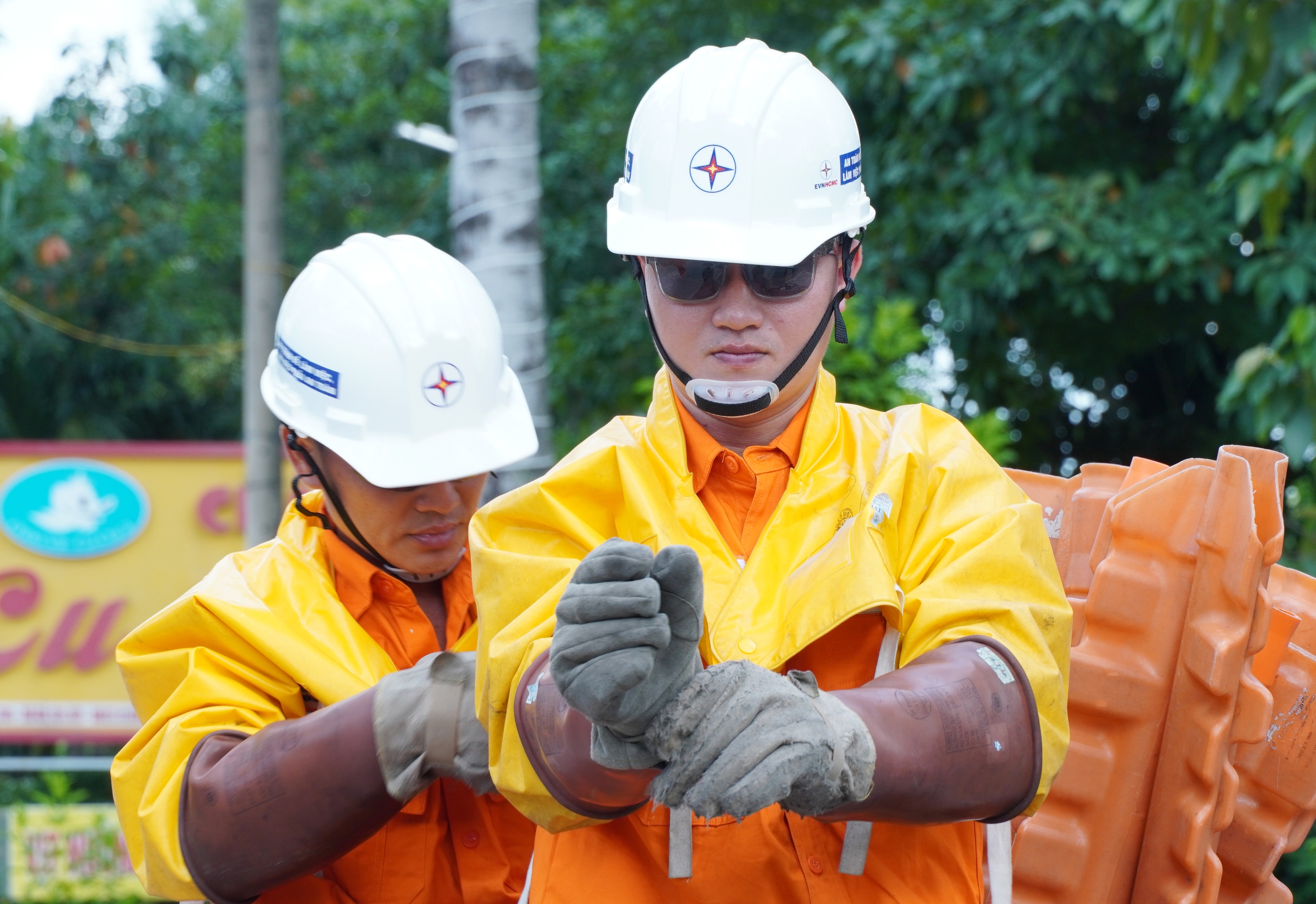 Ảnh dự thi: C&ocirc;ng việc của người thợ điện sửa chữa điện live - line - Ảnh 3.