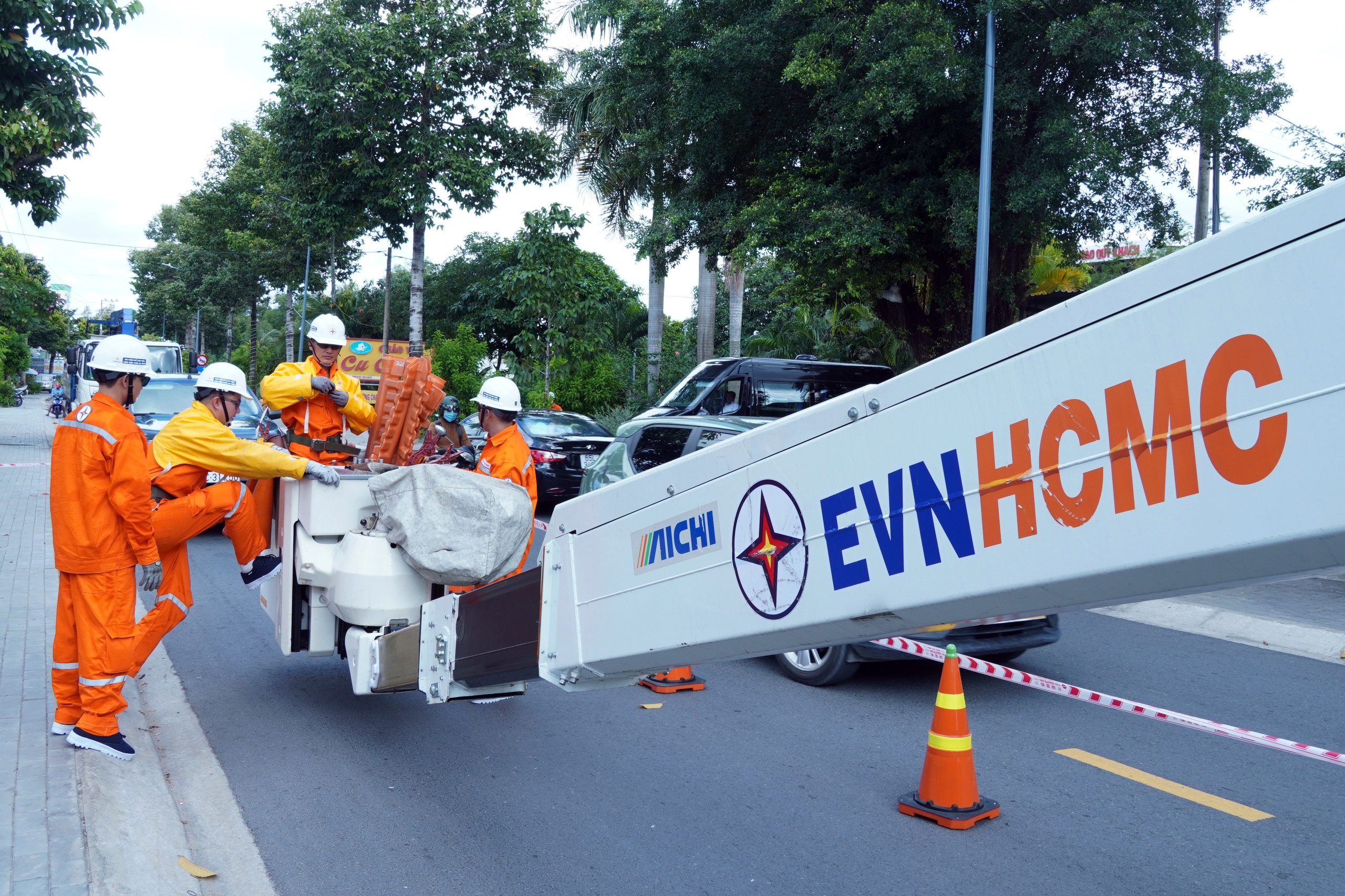 Ảnh dự thi: C&ocirc;ng việc của người thợ điện sửa chữa điện live - line - Ảnh 4.