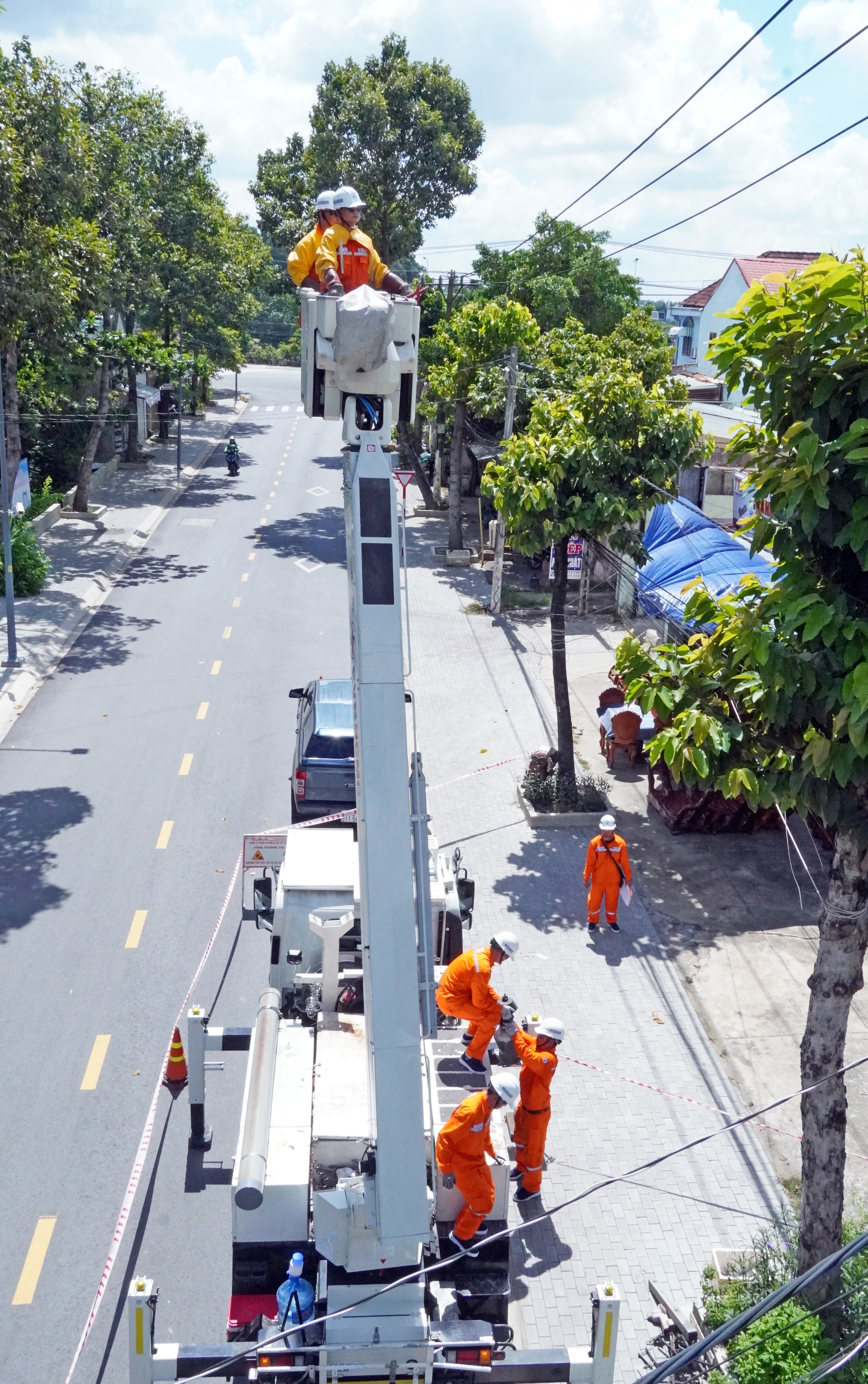 Ảnh dự thi: C&ocirc;ng việc của người thợ điện sửa chữa điện live - line - Ảnh 5.