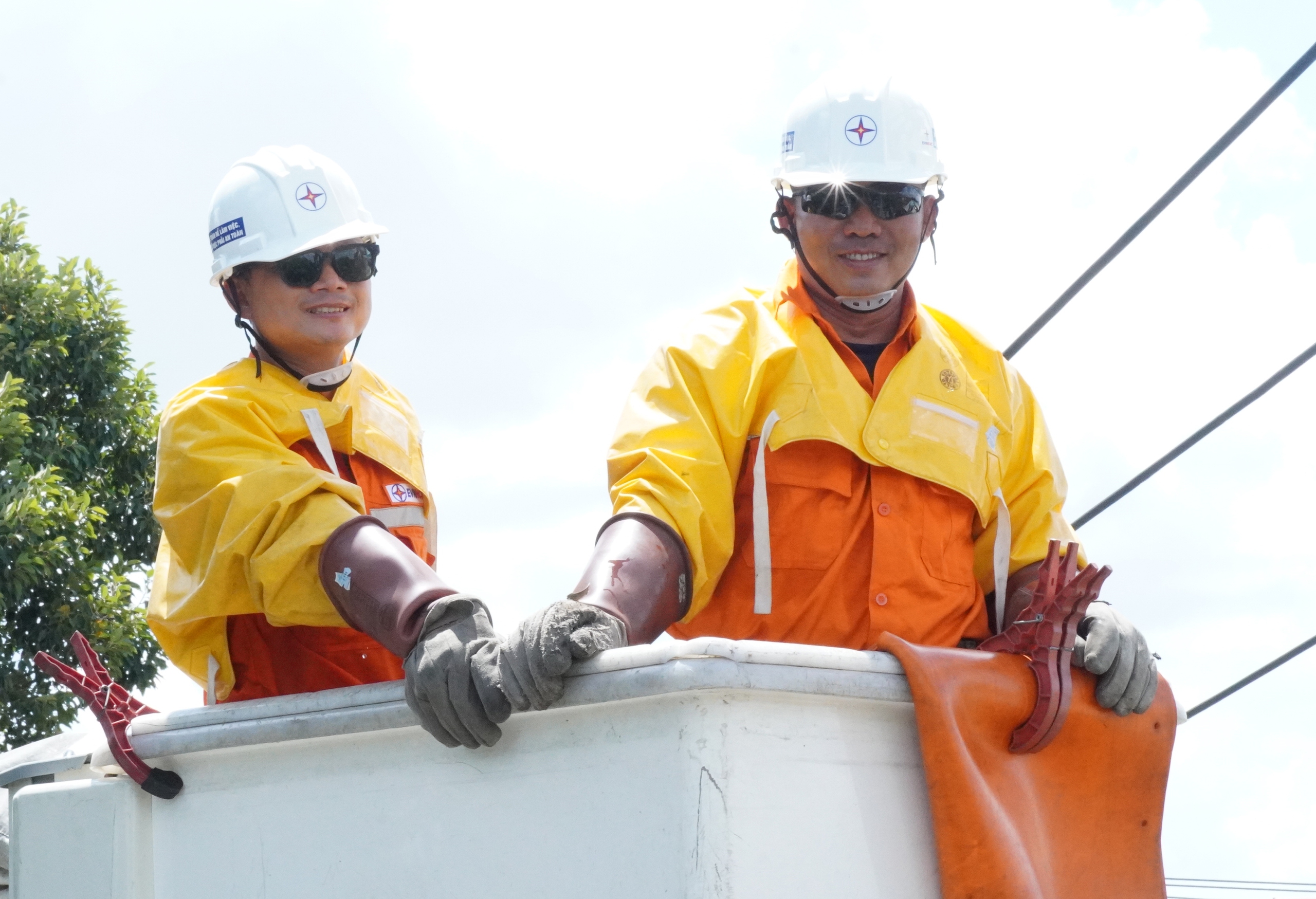 Ảnh dự thi: C&ocirc;ng việc của người thợ điện sửa chữa điện live - line - Ảnh 8.