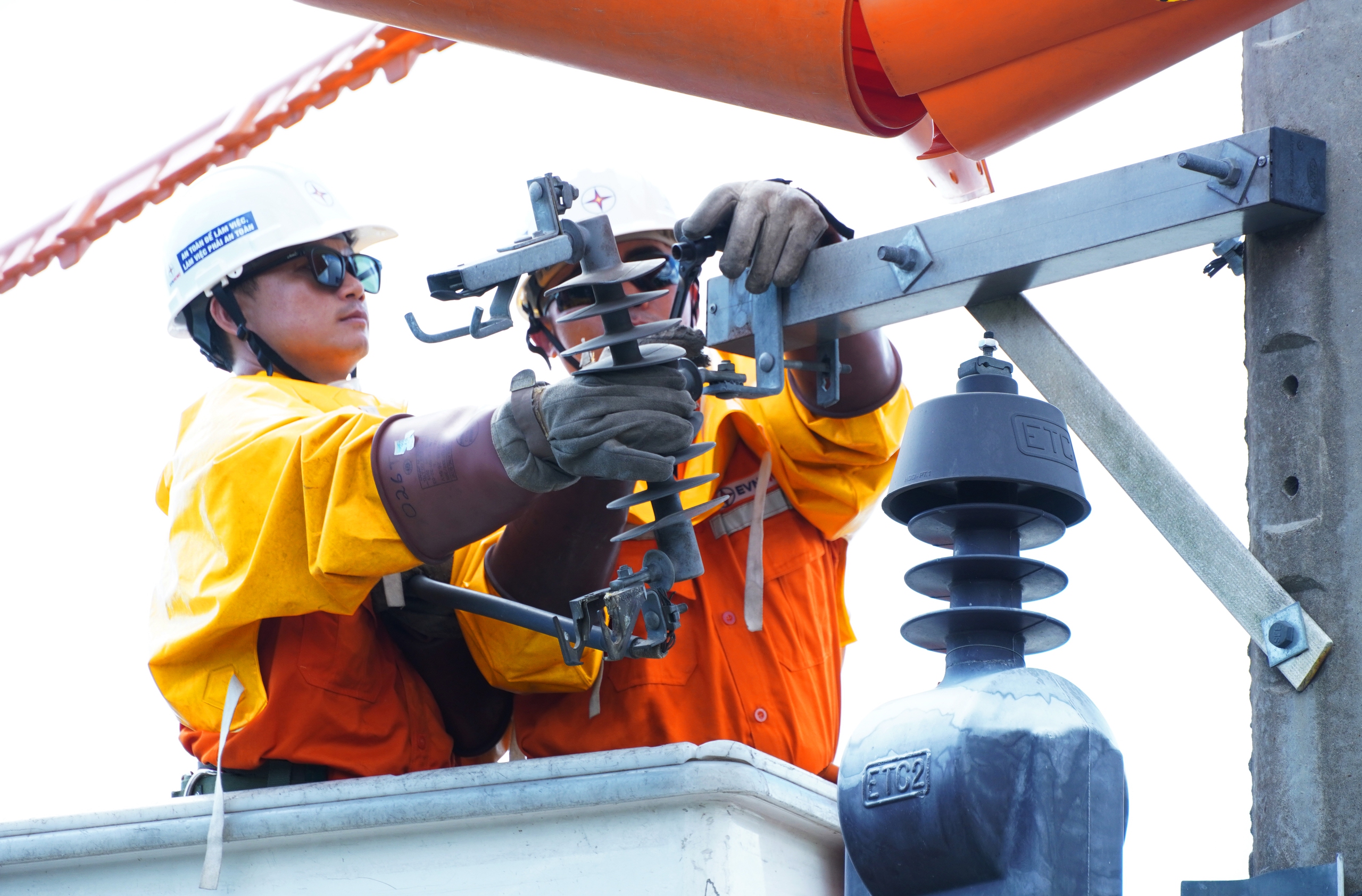 Ảnh dự thi: C&ocirc;ng việc của người thợ điện sửa chữa điện live - line - Ảnh 7.