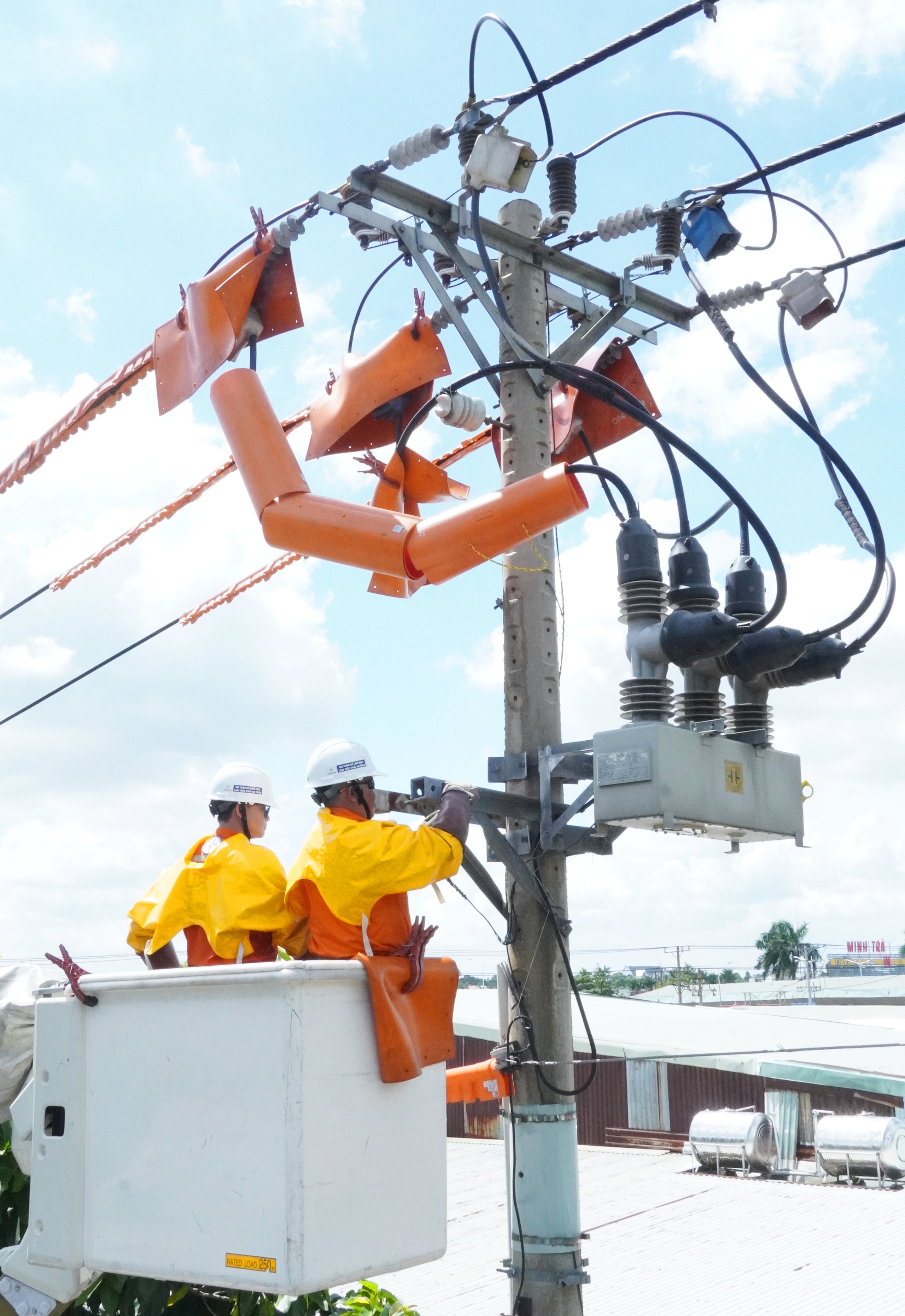 Ảnh dự thi: C&ocirc;ng việc của người thợ điện sửa chữa điện live - line - Ảnh 6.