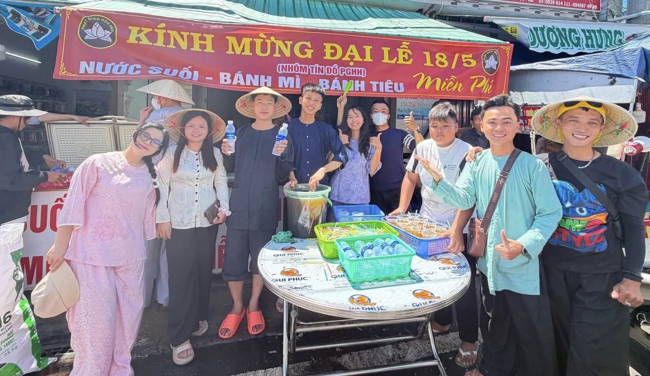Hào sảng miền Tây: "Đặc sản" cơm, nước miễn phí mùa đại lễ 18-5 ở An Giang - Ảnh 2.
