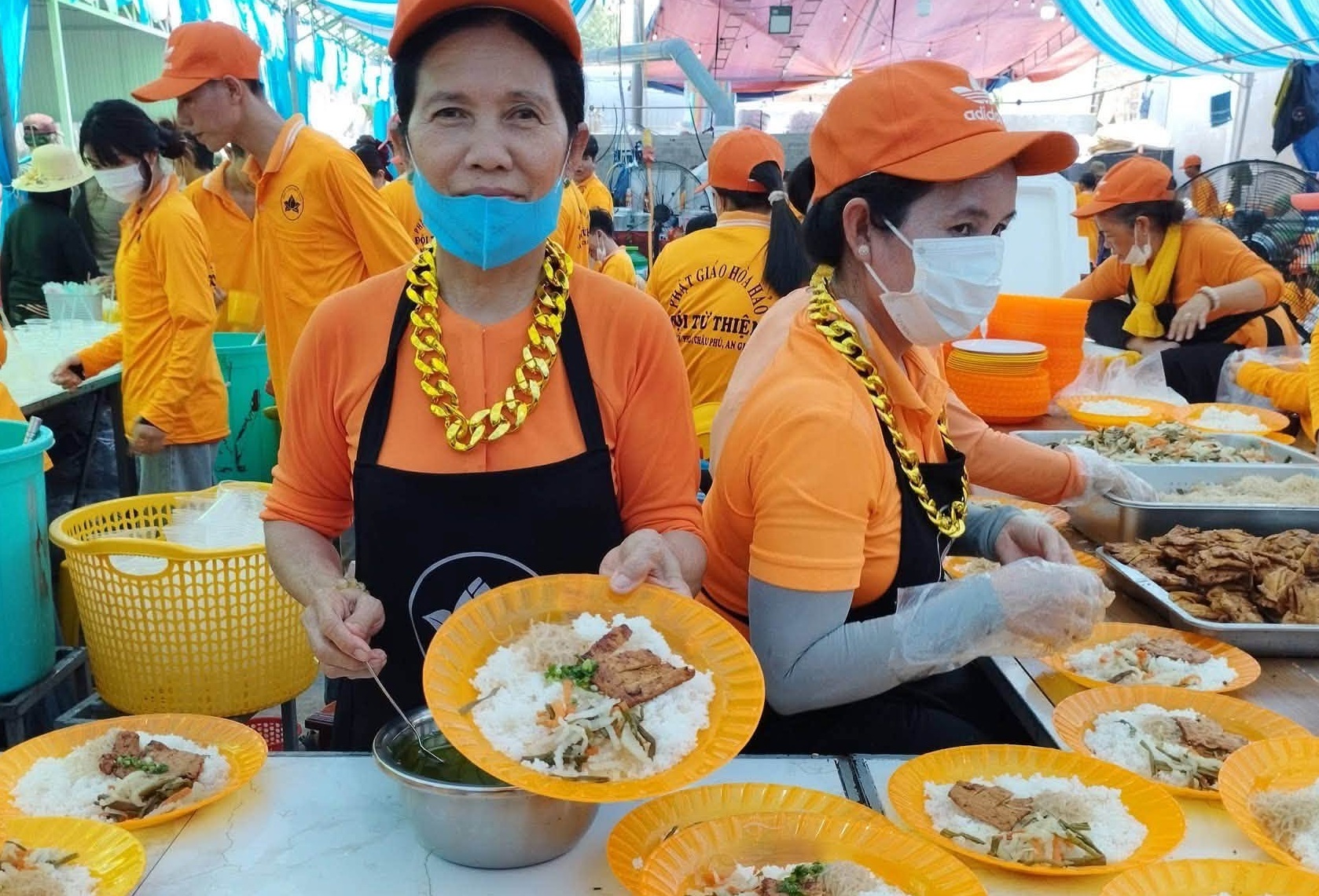 Hào sảng miền Tây: "Đặc sản" cơm, nước miễn phí mùa đại lễ 18-5 ở An Giang - Ảnh 8.