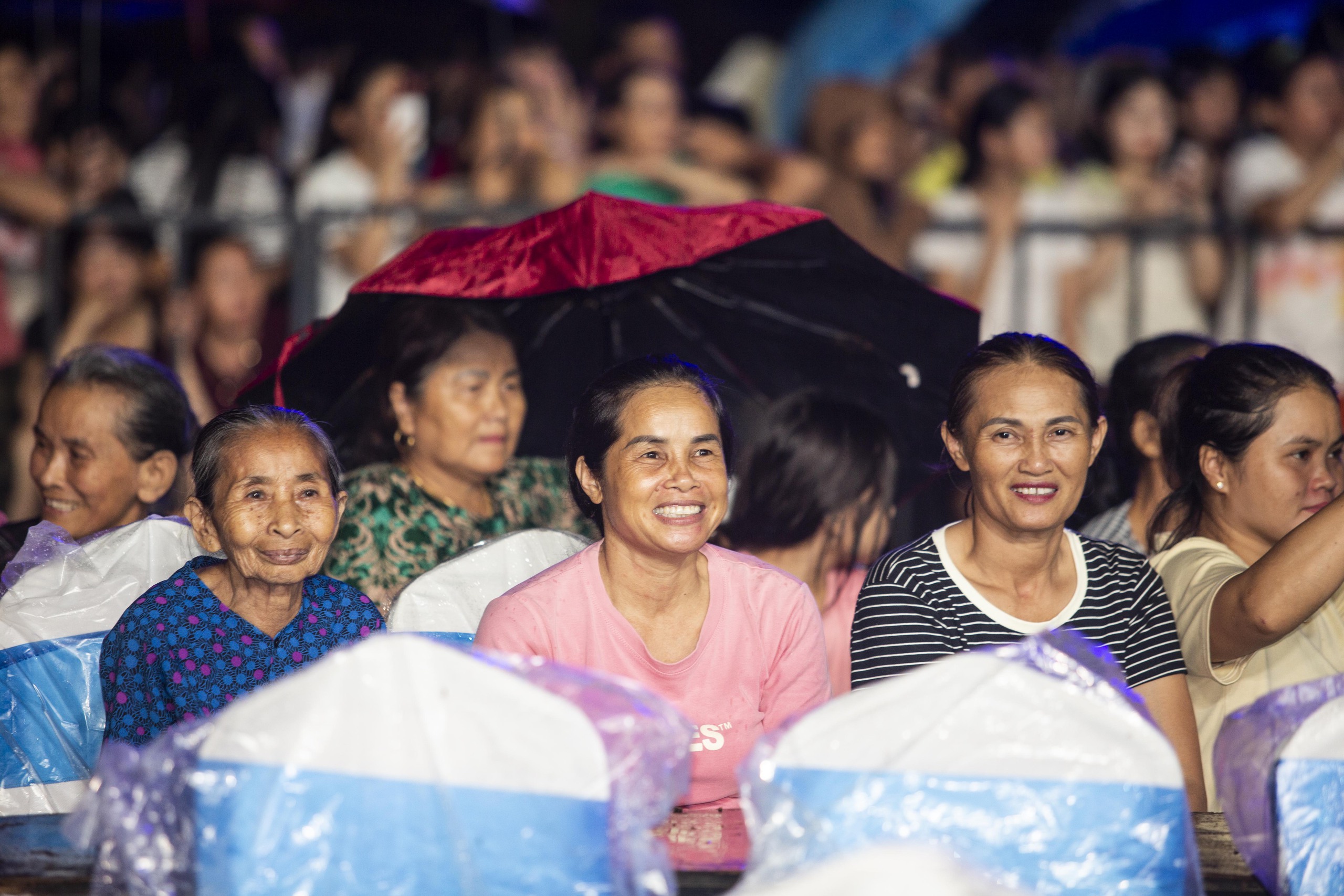 Nghệ sĩ 'đội mưa' tổng duyệt, người d&acirc;n Quảng Trị h&aacute;o hức chờ đ&ecirc;m khai mạc- Ảnh 8.