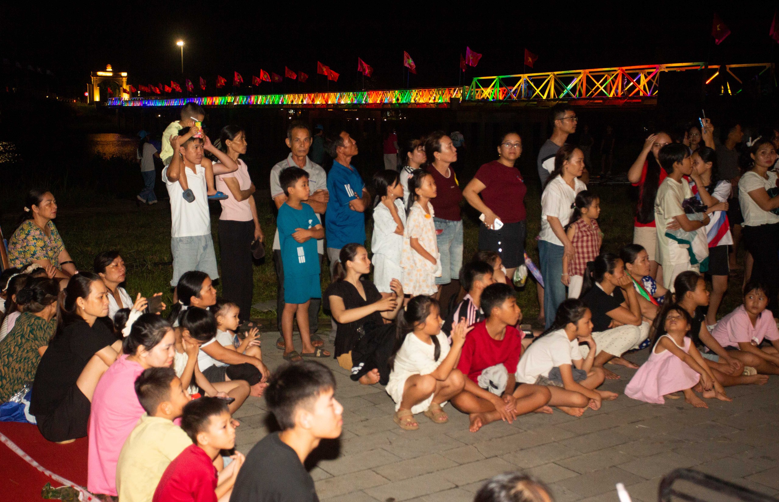 Nghệ sĩ 'đội mưa' tổng duyệt, người d&acirc;n Quảng Trị h&aacute;o hức chờ đ&ecirc;m khai mạc- Ảnh 10.