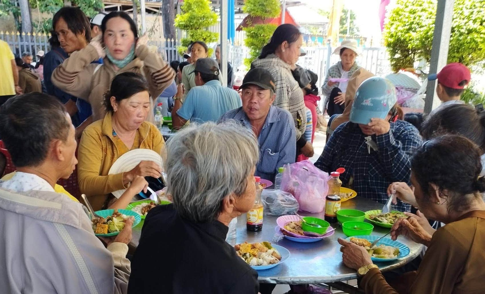 Hào sảng miền Tây: "Đặc sản" cơm, nước miễn phí mùa đại lễ 18-5 ở An Giang - Ảnh 9.