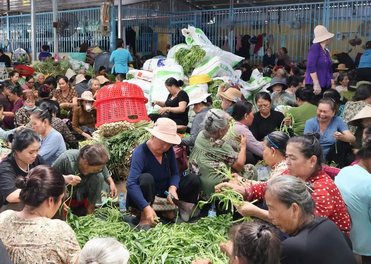 Hào sảng miền Tây: "Đặc sản" cơm, nước miễn phí mùa đại lễ 18-5 ở An Giang - Ảnh 3.