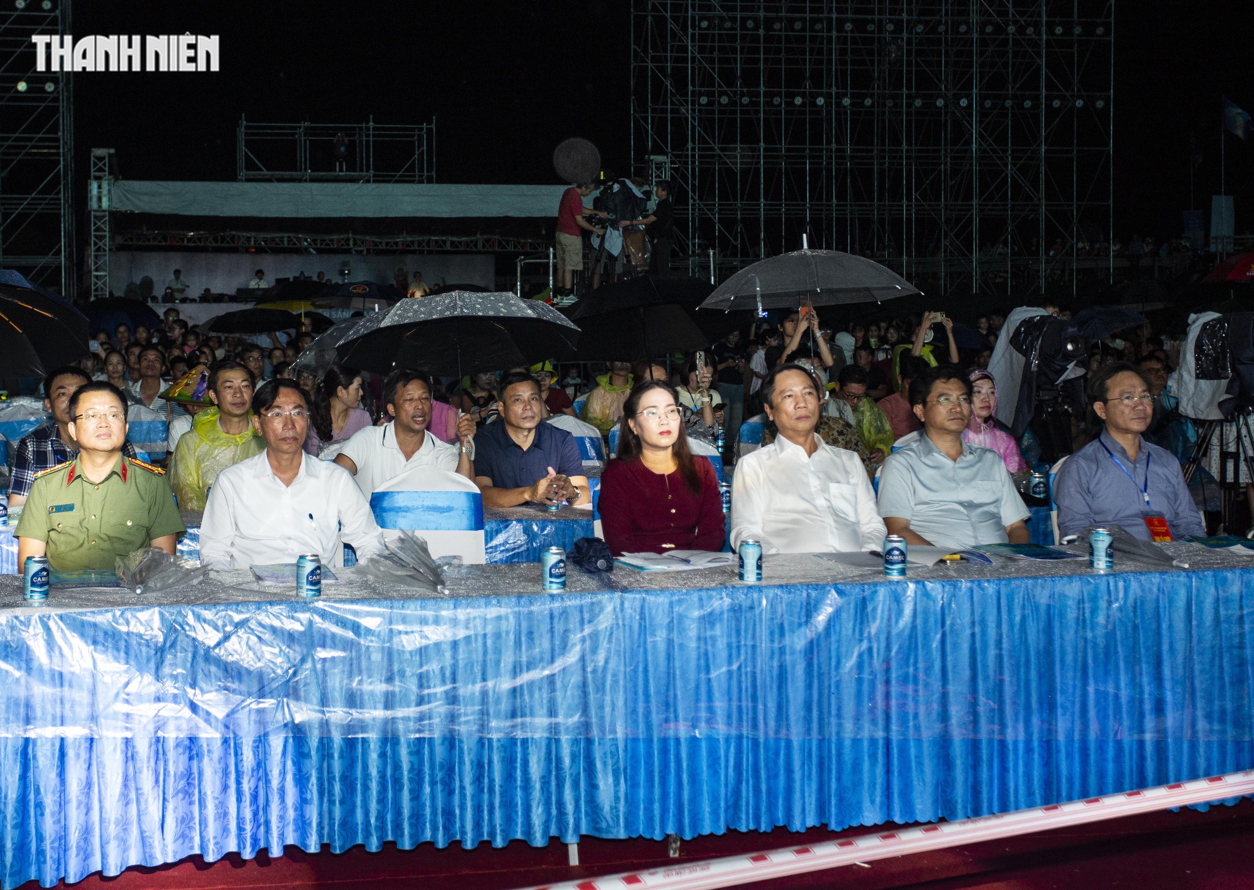 Nghệ sĩ 'đội mưa' tổng duyệt, người d&acirc;n Quảng Trị h&aacute;o hức chờ đ&ecirc;m khai mạc- Ảnh 1.
