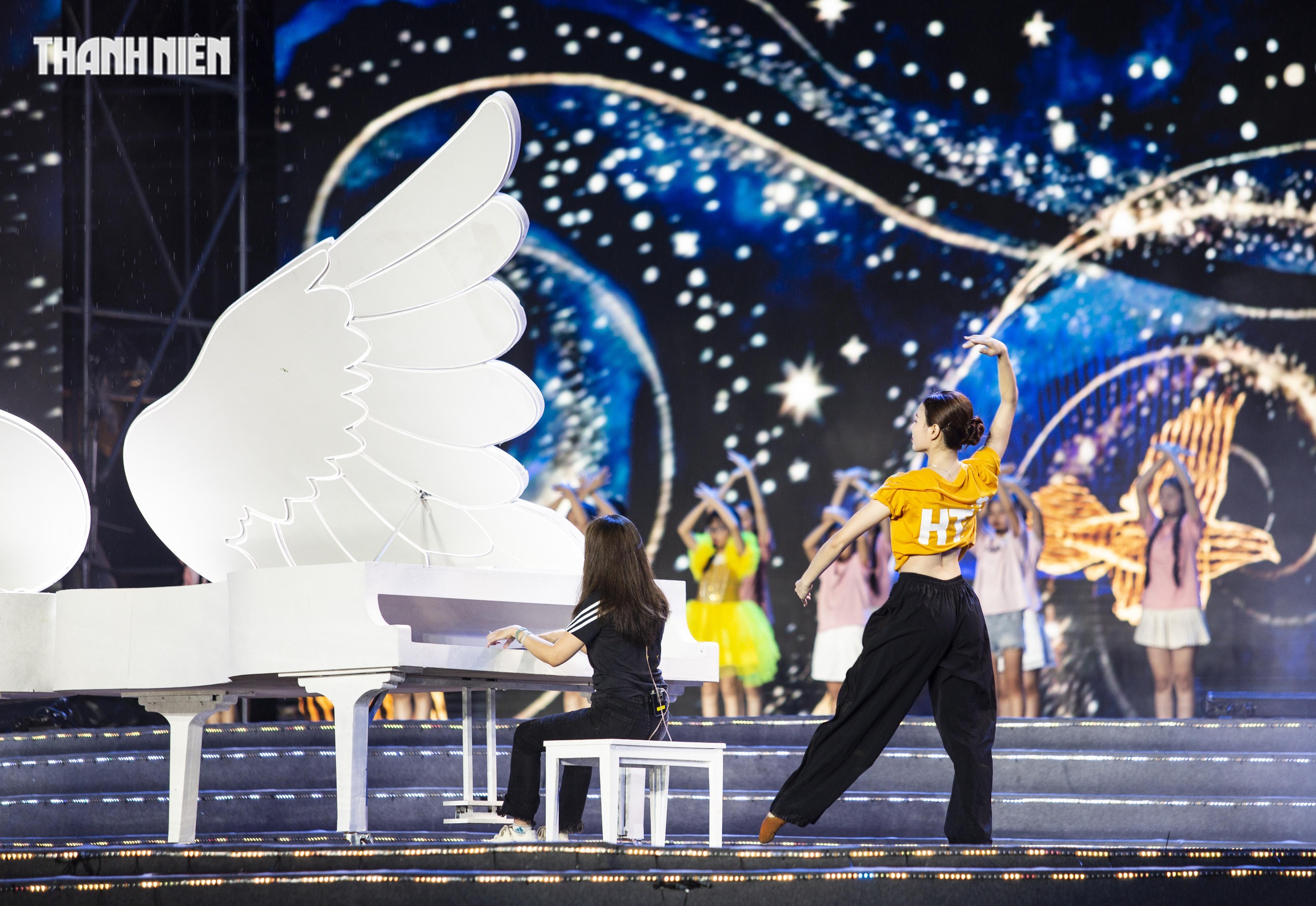 Nghệ sĩ 'đội mưa' tổng duyệt, người d&acirc;n Quảng Trị h&aacute;o hức chờ đ&ecirc;m khai mạc- Ảnh 11.
