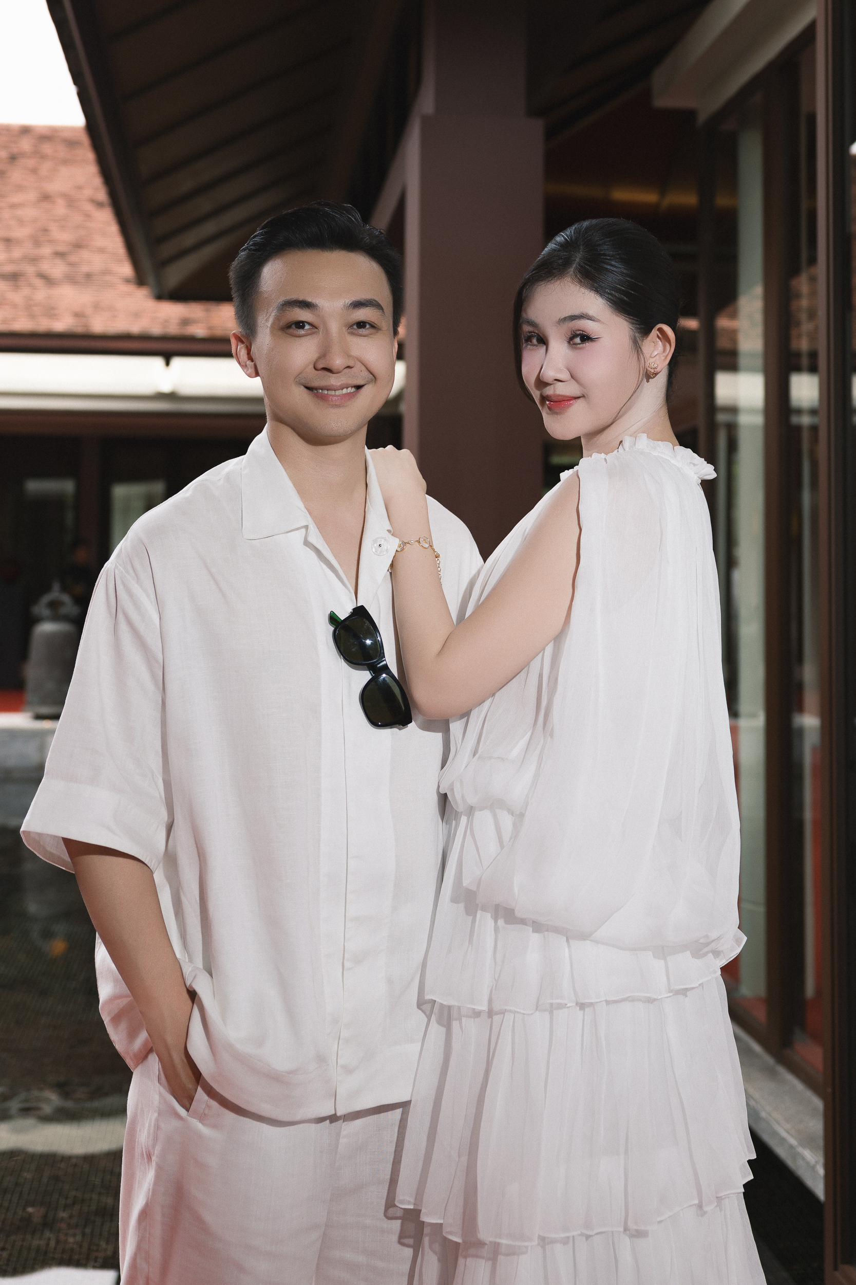 Vợ chồng Lê Âu Ngân Anh tình tứ trong sự kiện thời trang - Ảnh 1.