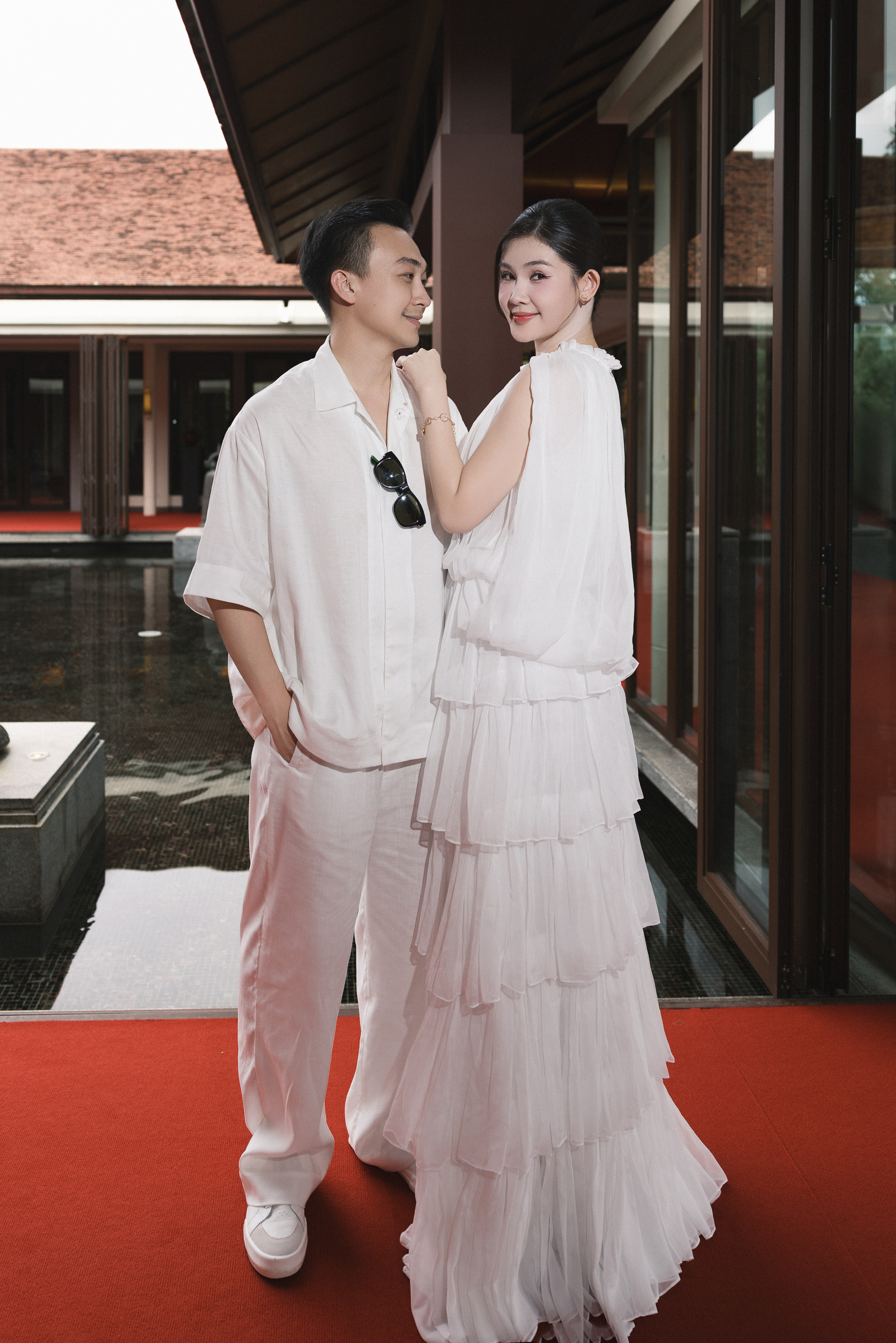 Vợ chồng Lê Âu Ngân Anh tình tứ trong sự kiện thời trang - Ảnh 2.