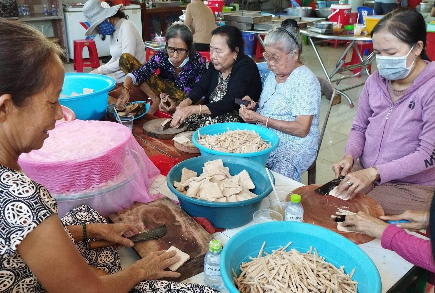 Hào sảng miền Tây: "Đặc sản" cơm, nước miễn phí mùa đại lễ 18-5 ở An Giang - Ảnh 5.