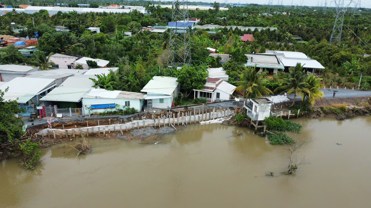 Sạt lở sông Cổ Cò, phải phong tỏa đường dân sinh vừa làm xong- Ảnh 1.