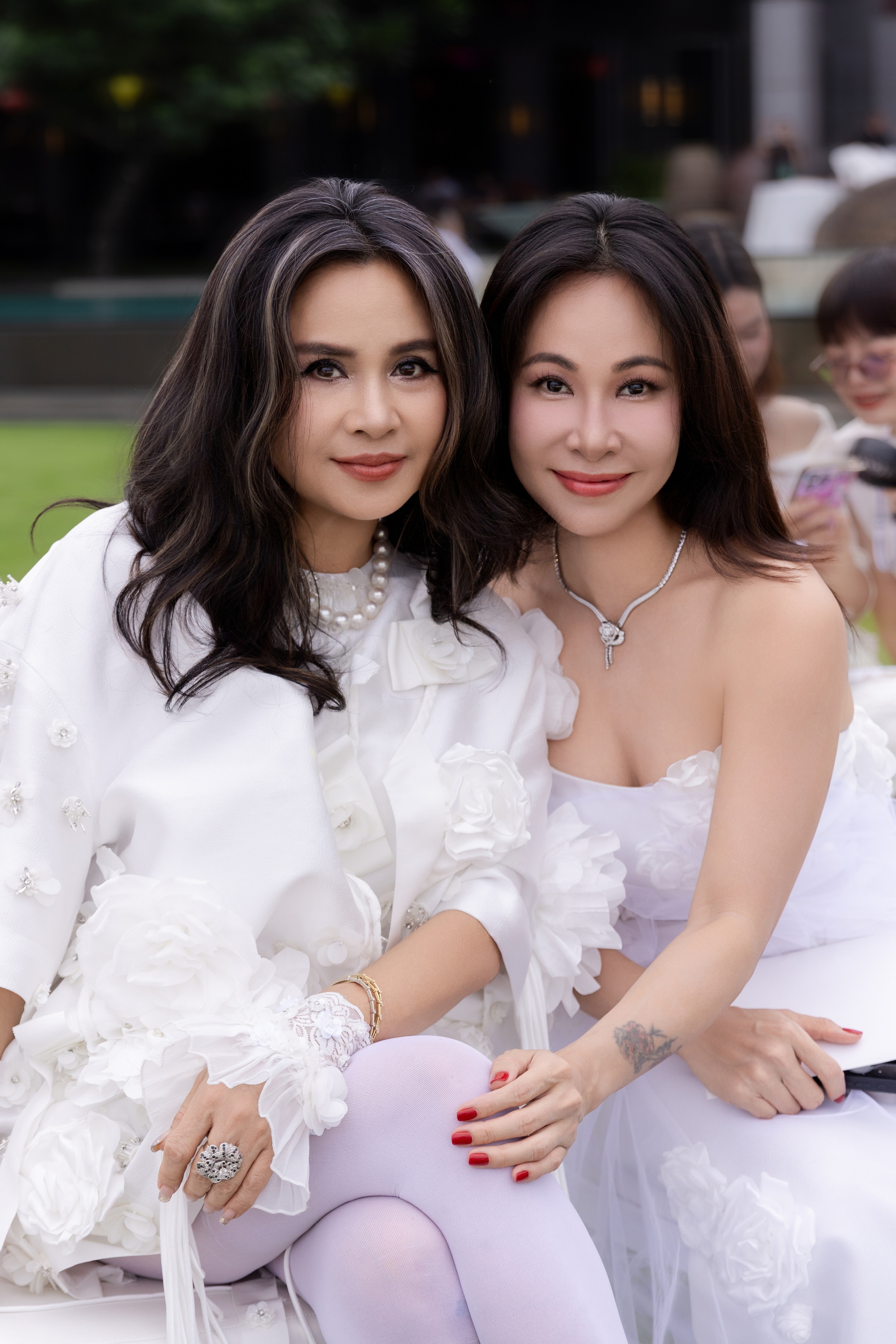 Vợ chồng Lê Âu Ngân Anh tình tứ trong sự kiện thời trang - Ảnh 7.