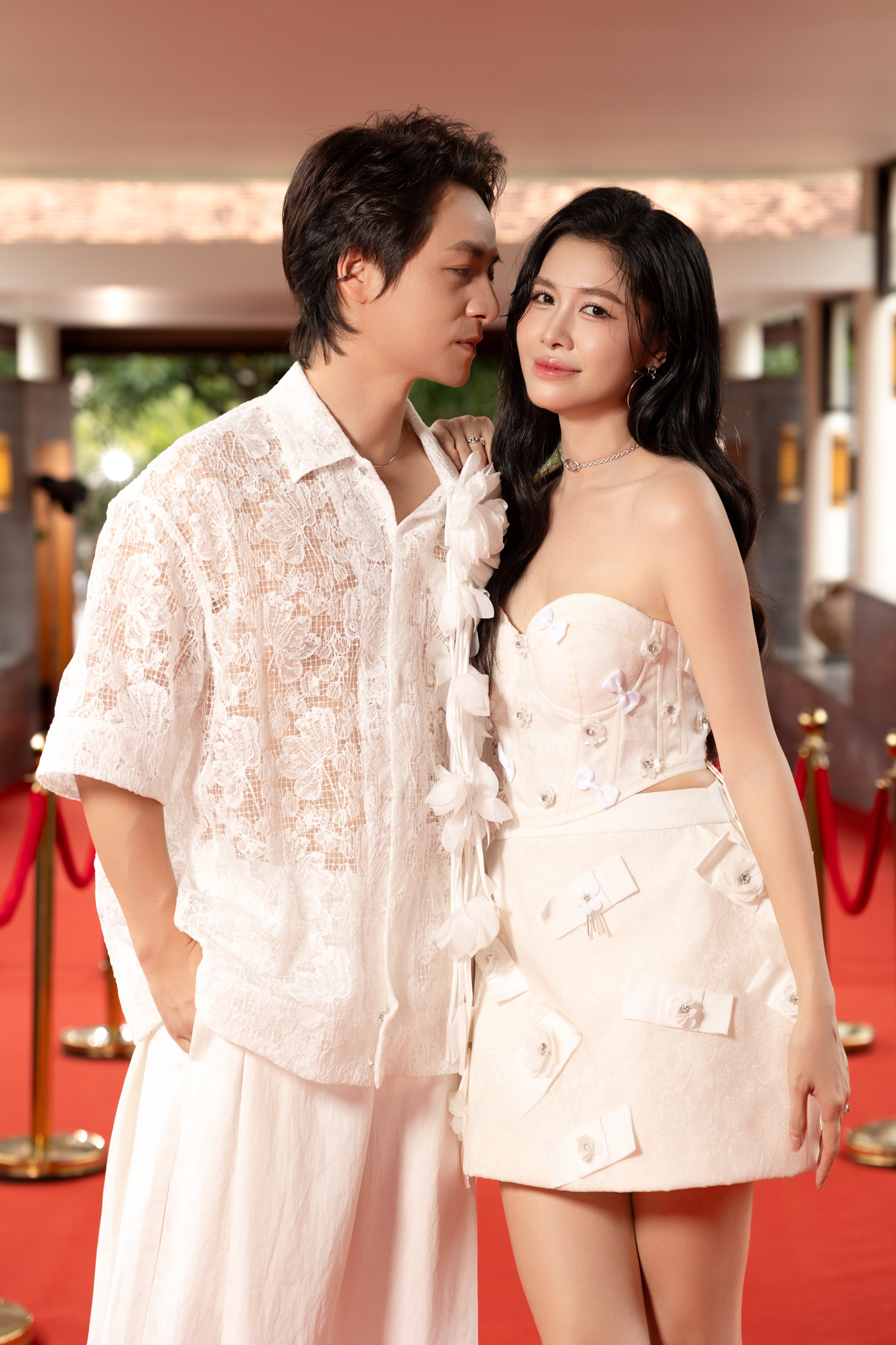 Vợ chồng Lê Âu Ngân Anh tình tứ trong sự kiện thời trang - Ảnh 3.
