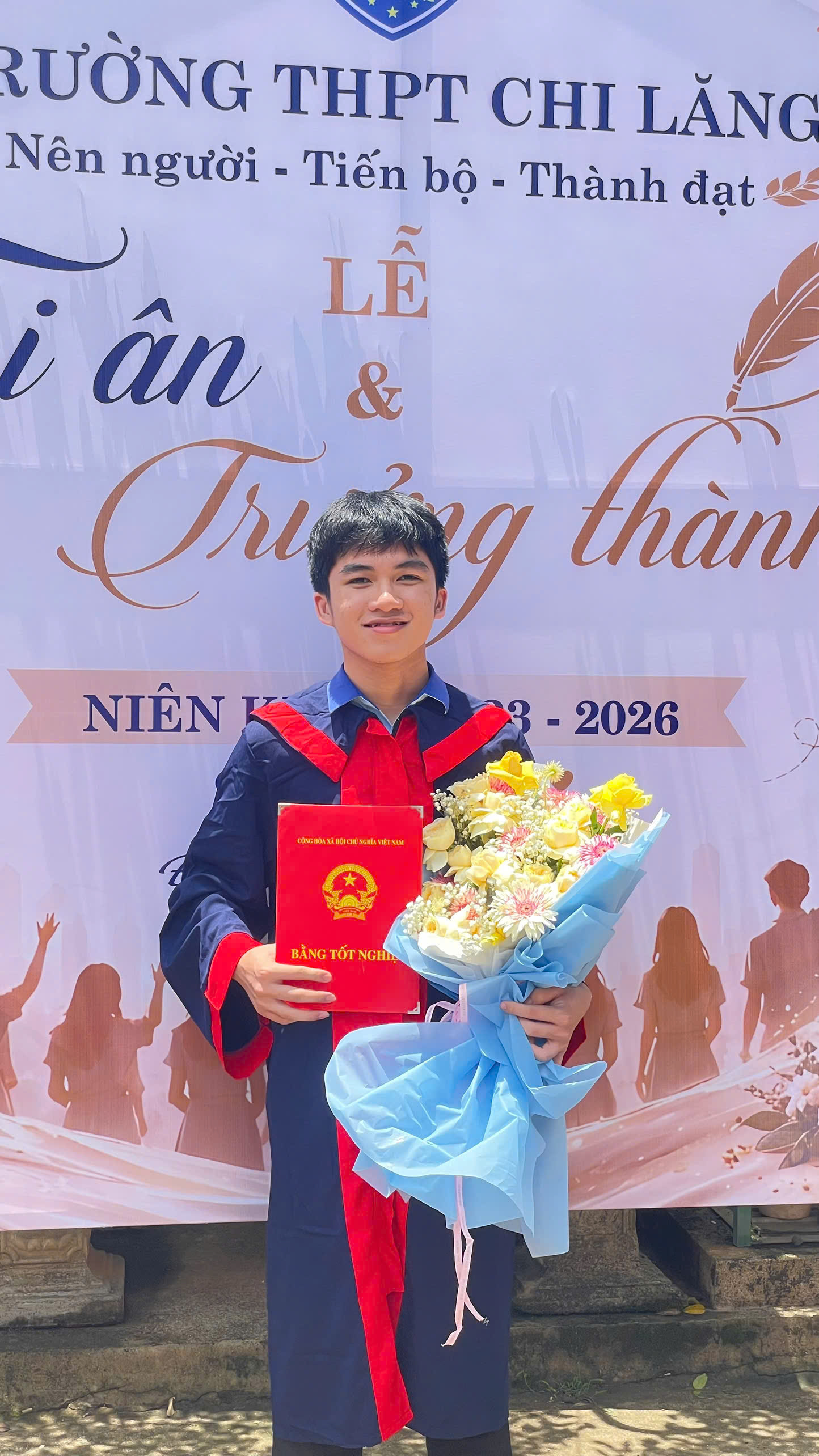 Thủ khoa kép từ tây Gia Lai với triết lý học tập ngược dòng - Ảnh 1.