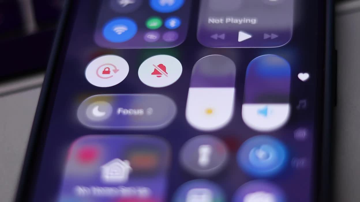 Ý nghĩa bất ngờ của biểu tượng ổ khóa bên cạnh pin trên iPhone - Ảnh 2.