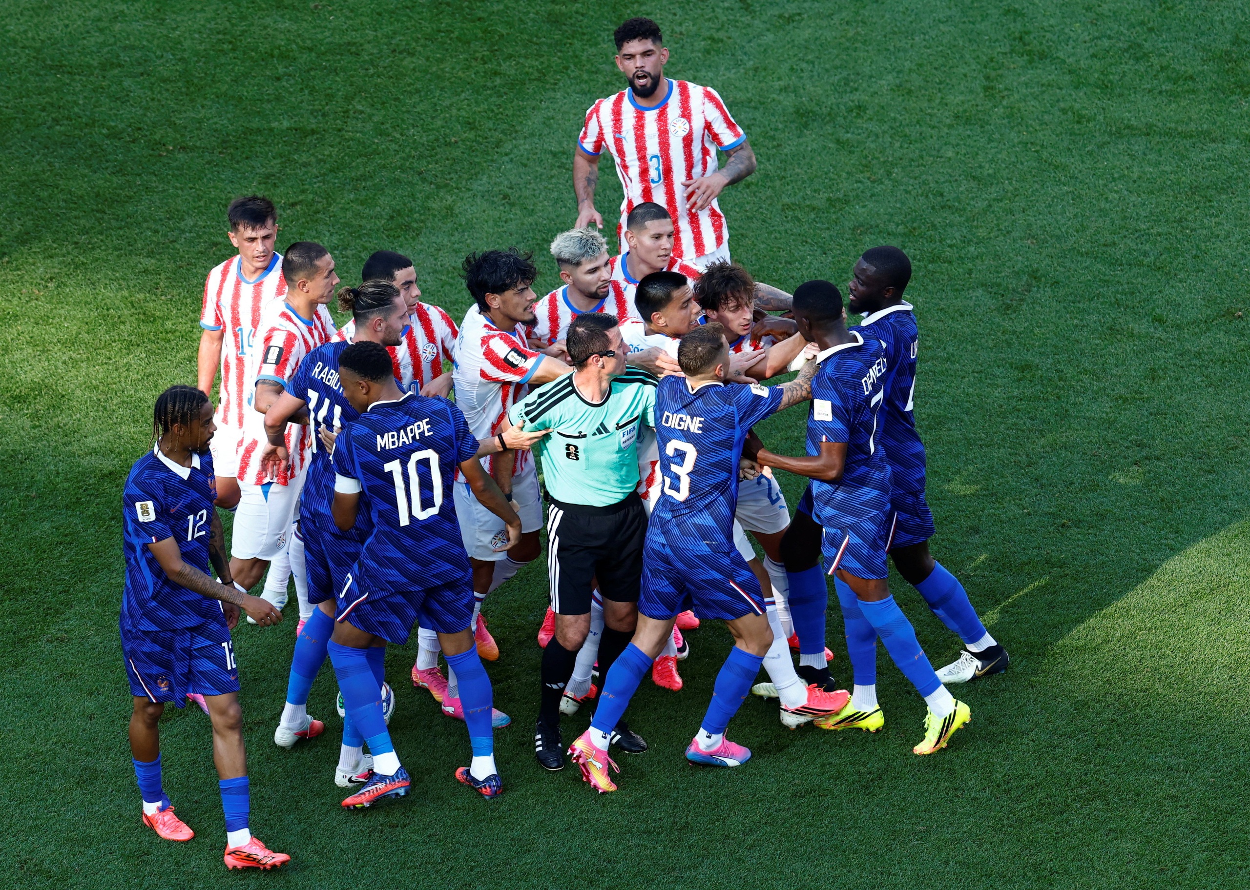 Mbappe ngoảnh mặt làm ngơ khi thủ môn Paraguay xin bắt tay: Ngôi sao Pháp có 'chảnh'?- Ảnh 7.