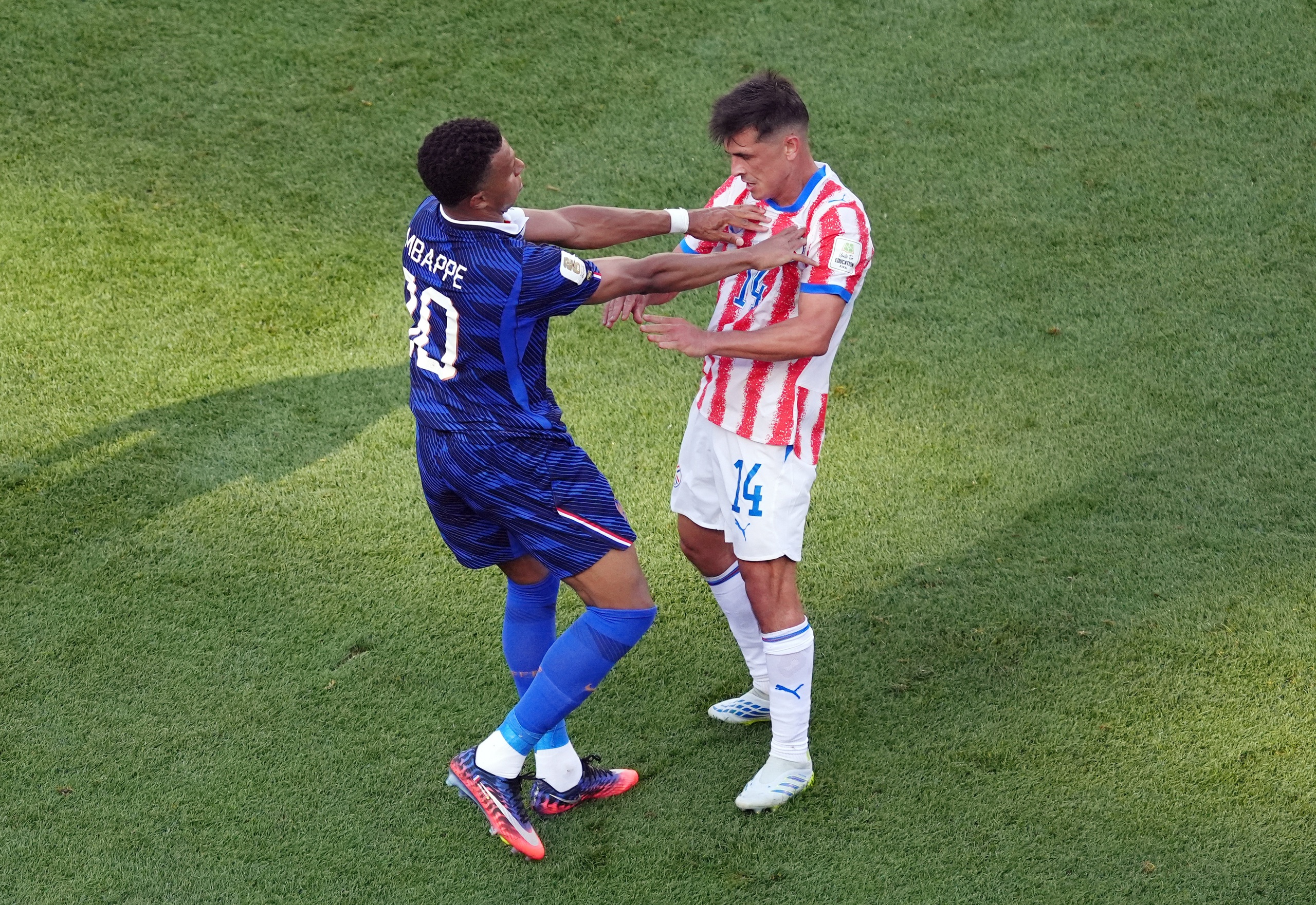 Mbappe ngoảnh mặt làm ngơ khi thủ môn Paraguay xin bắt tay: Ngôi sao Pháp có 'chảnh'?- Ảnh 6.
