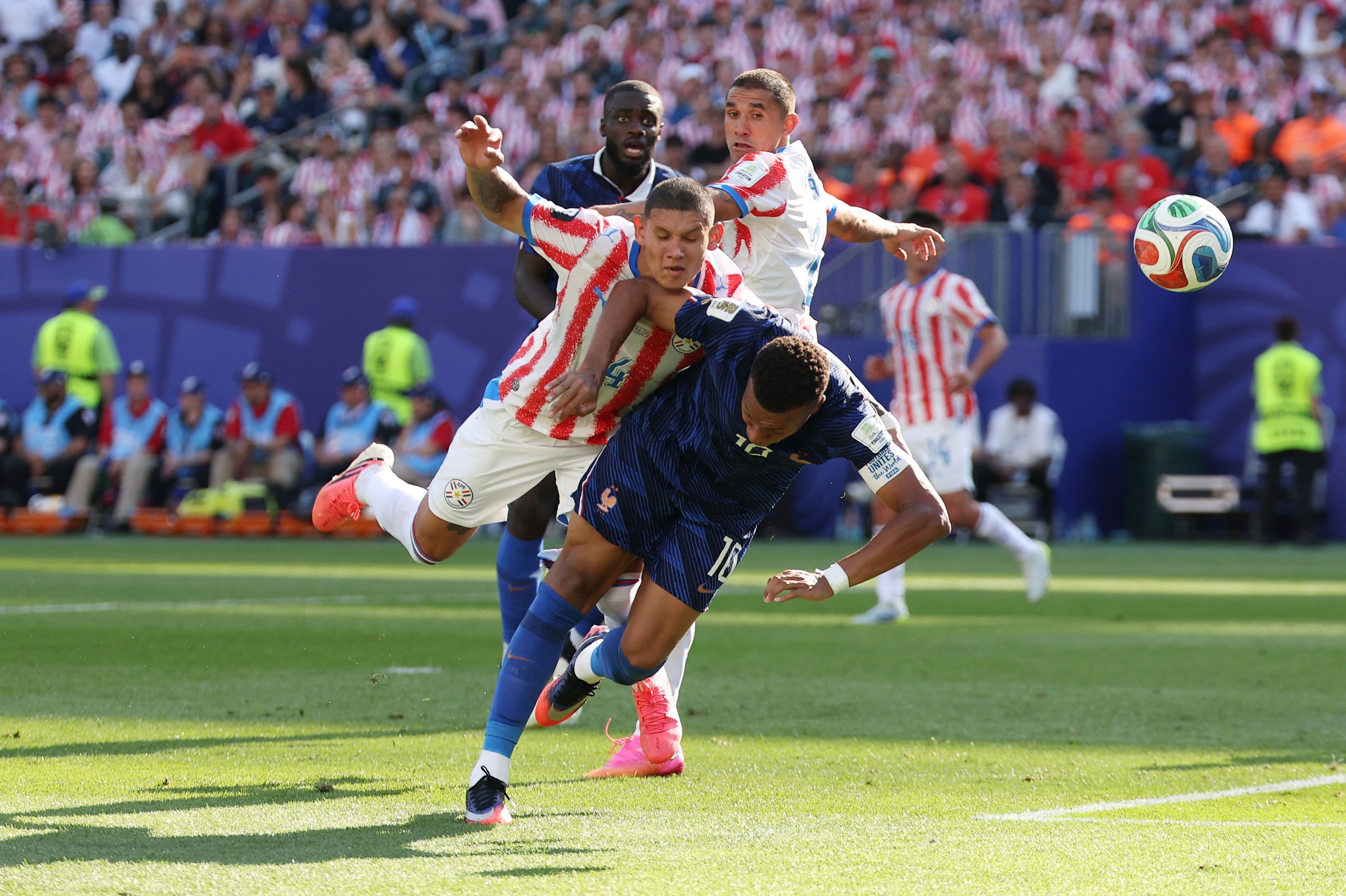 Mbappe ngoảnh mặt làm ngơ khi thủ môn Paraguay xin bắt tay: Ngôi sao Pháp có 'chảnh'?- Ảnh 3.