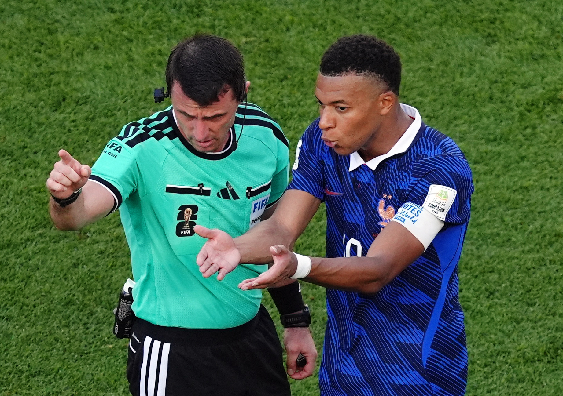 Mbappe ngoảnh mặt làm ngơ khi thủ môn Paraguay xin bắt tay: Ngôi sao Pháp có 'chảnh'?- Ảnh 10.