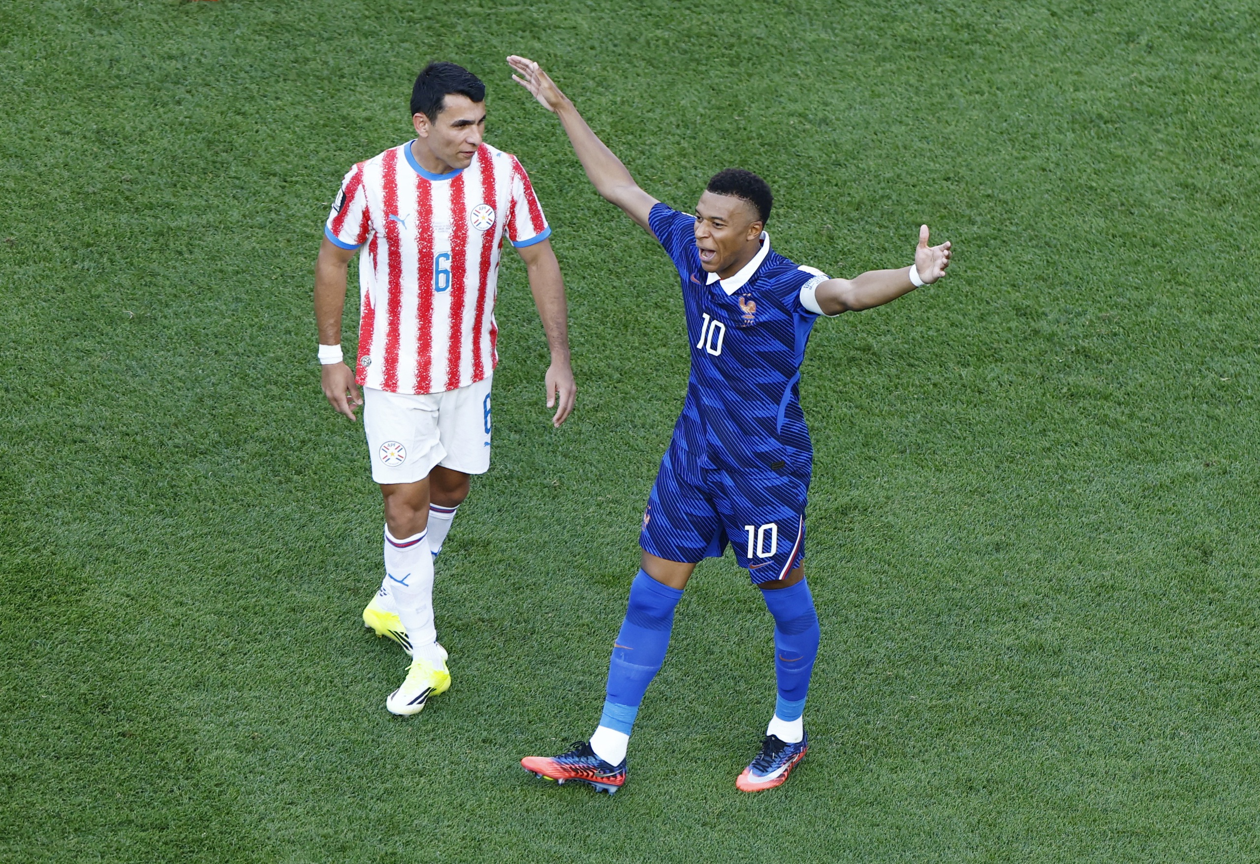 Mbappe ngoảnh mặt làm ngơ khi thủ môn Paraguay xin bắt tay: Ngôi sao Pháp có 'chảnh'?- Ảnh 5.