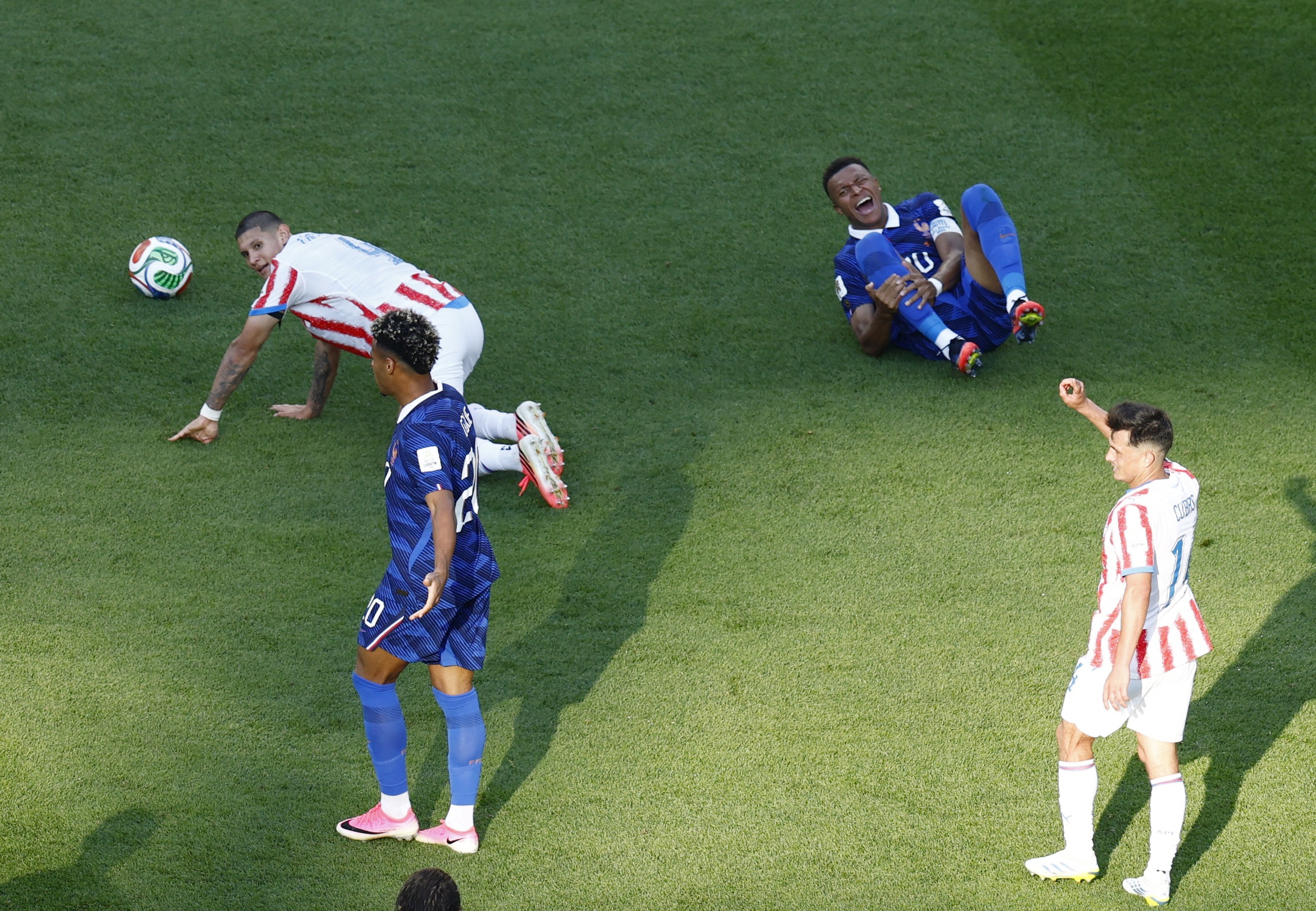 Mbappe ngoảnh mặt làm ngơ khi thủ môn Paraguay xin bắt tay: Ngôi sao Pháp có 'chảnh'?- Ảnh 9.