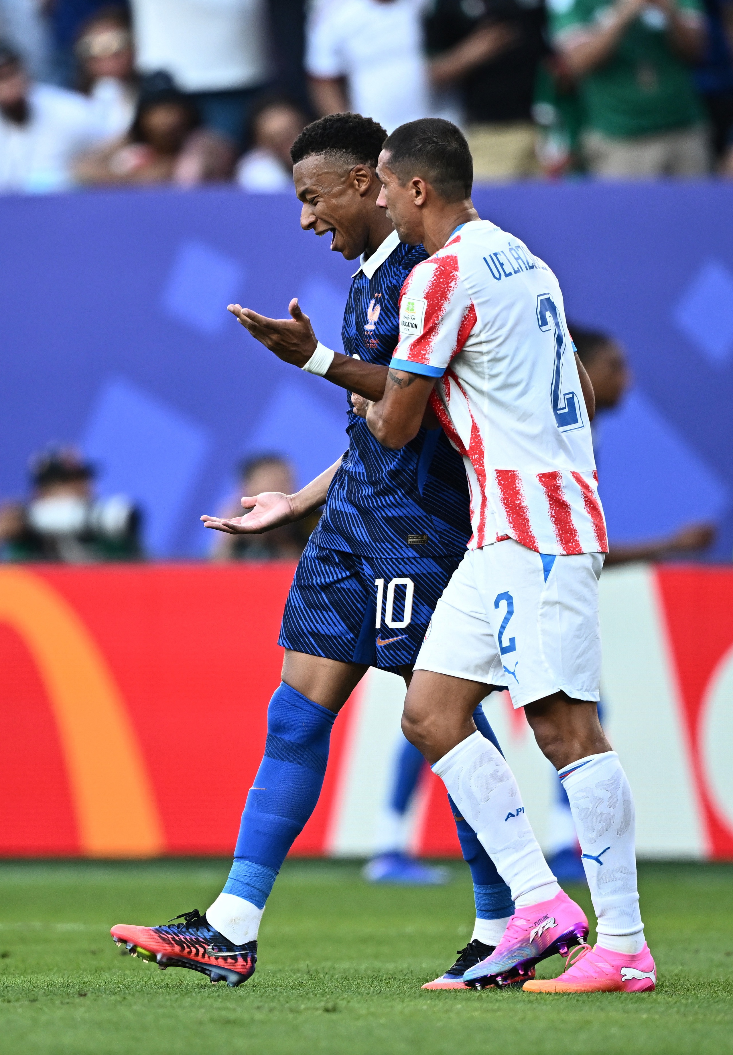 Mbappe ngoảnh mặt làm ngơ khi thủ môn Paraguay xin bắt tay: Ngôi sao Pháp có 'chảnh'?- Ảnh 4.