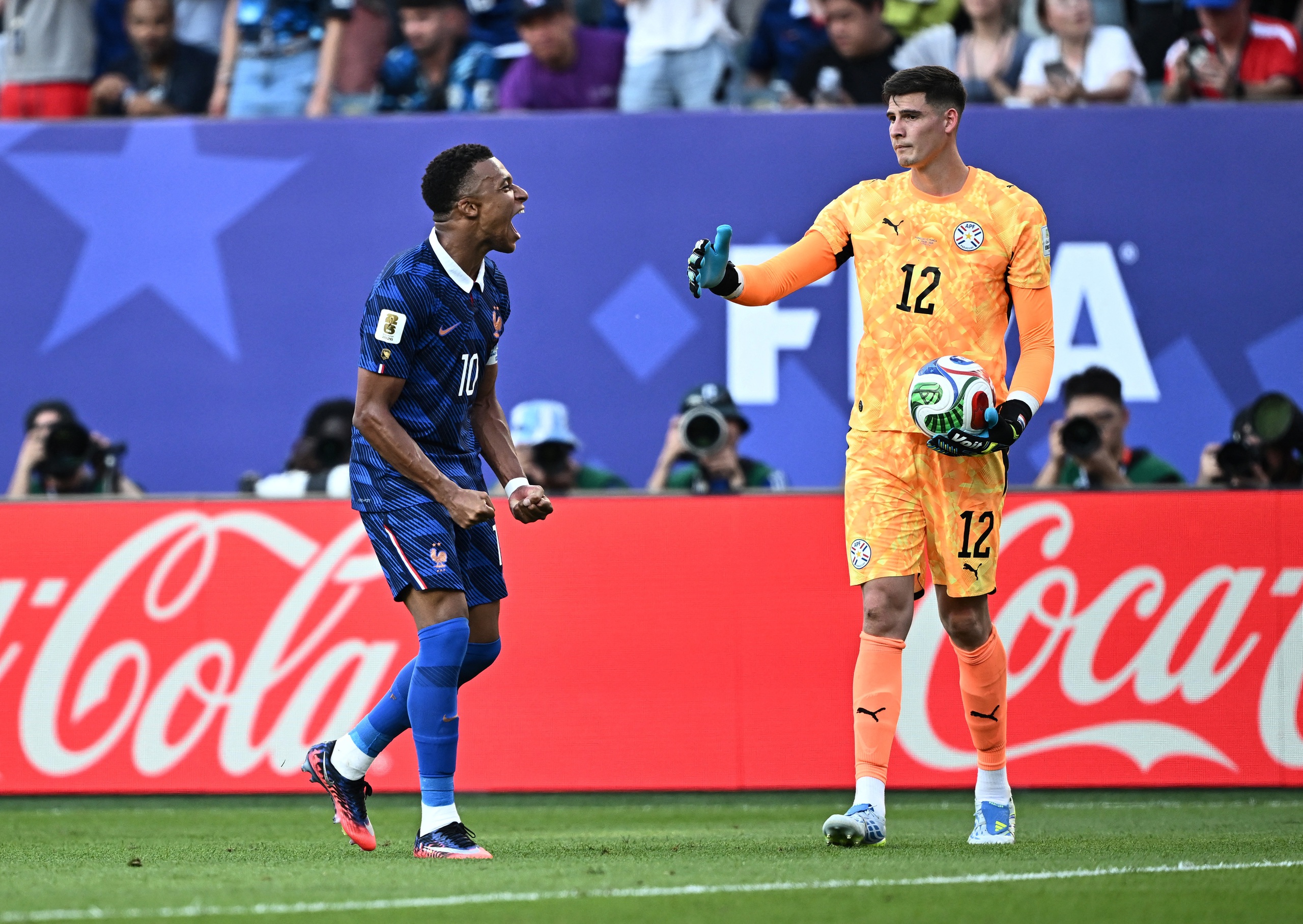 Mbappe ngoảnh mặt làm ngơ khi thủ môn Paraguay xin bắt tay: Ngôi sao Pháp có 'chảnh'?- Ảnh 1.