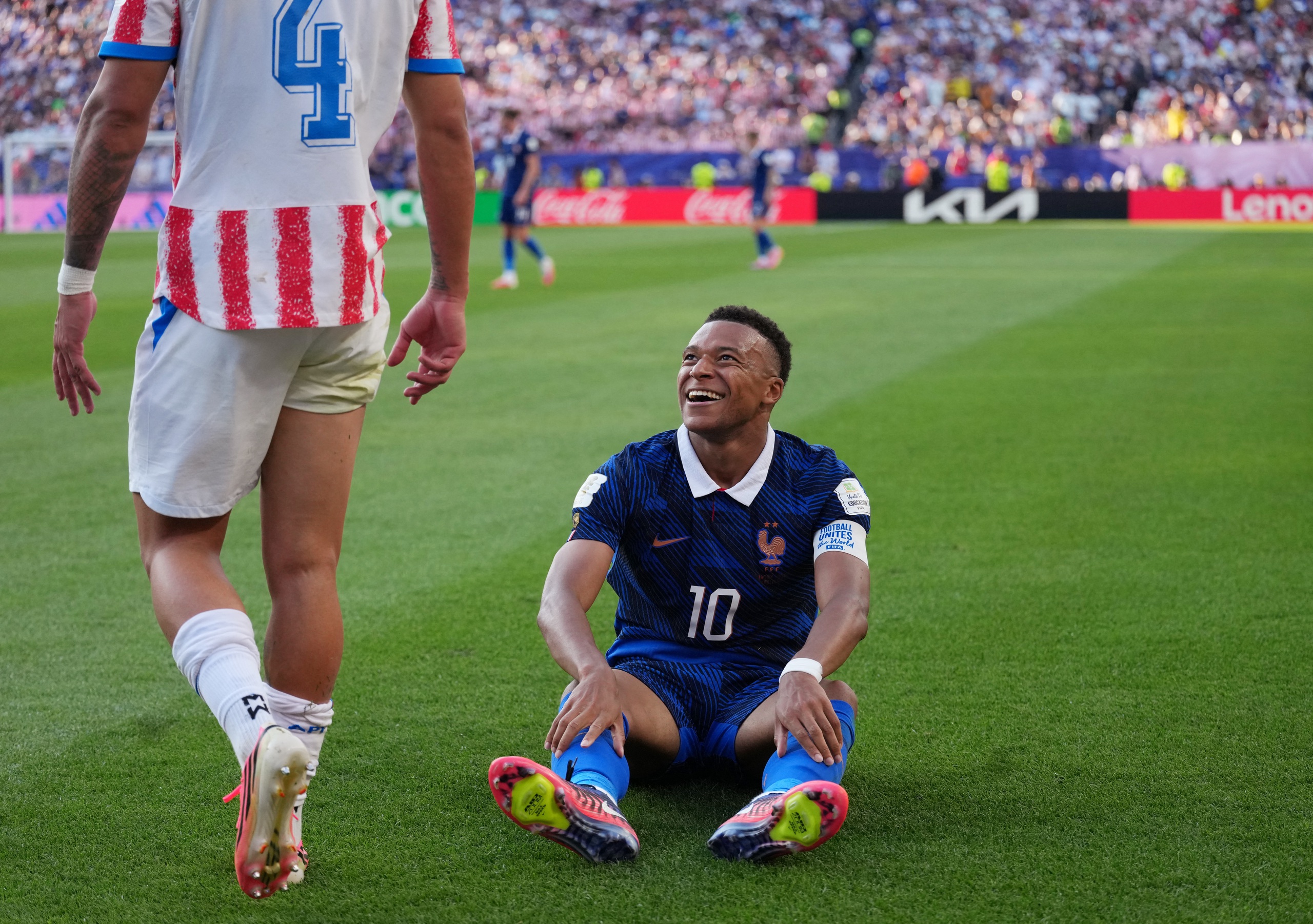 Mbappe ngoảnh mặt làm ngơ khi thủ môn Paraguay xin bắt tay: Ngôi sao Pháp có 'chảnh'?- Ảnh 8.