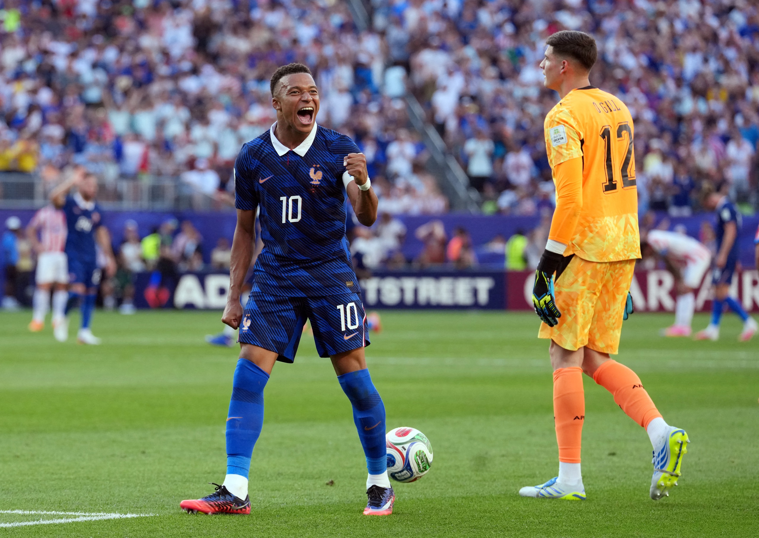 Mbappe ngoảnh mặt làm ngơ khi thủ môn Paraguay xin bắt tay: Ngôi sao Pháp có 'chảnh'?- Ảnh 2.