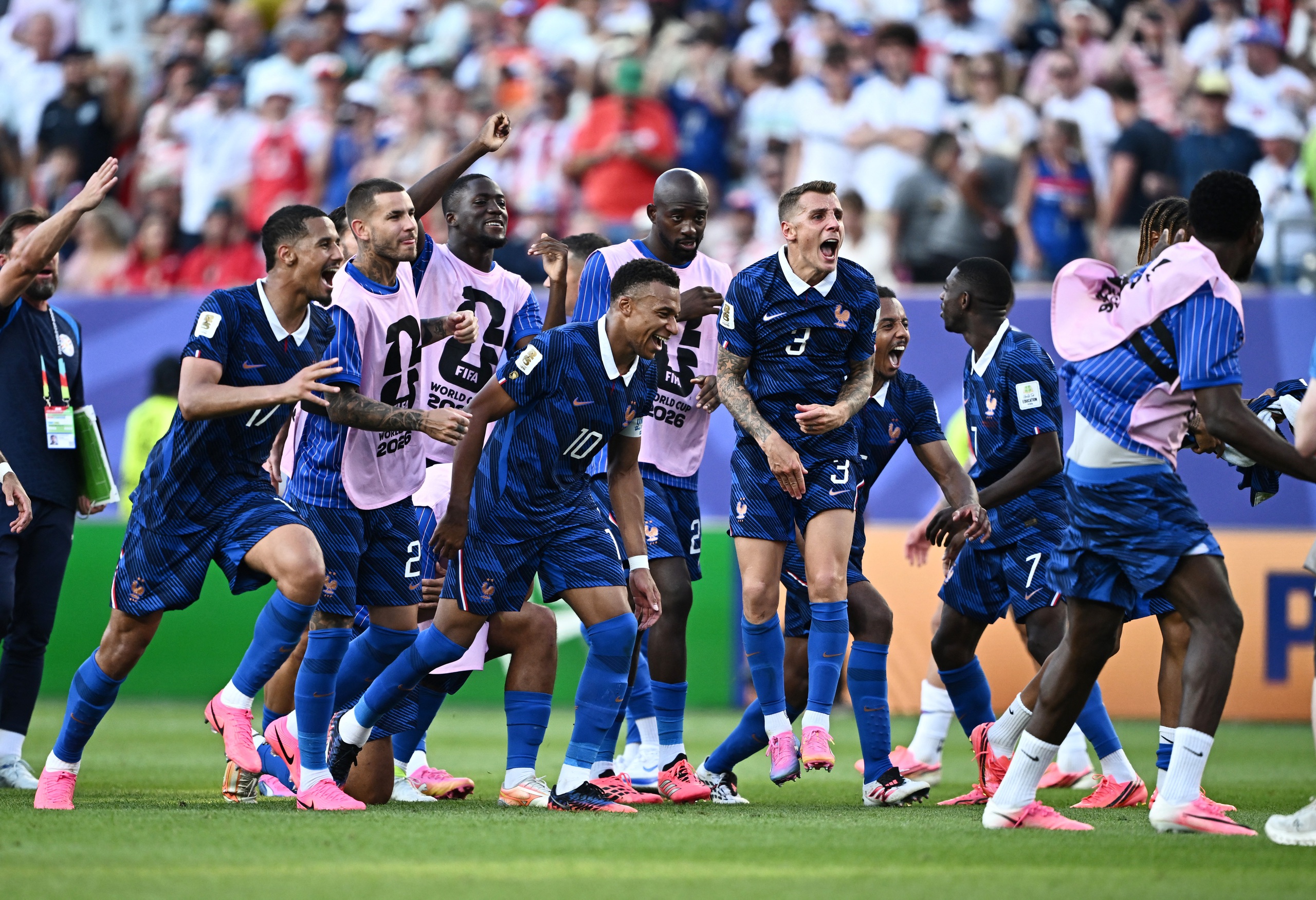 Mbappe ngoảnh mặt làm ngơ khi thủ môn Paraguay xin bắt tay: Ngôi sao Pháp có 'chảnh'?- Ảnh 12.