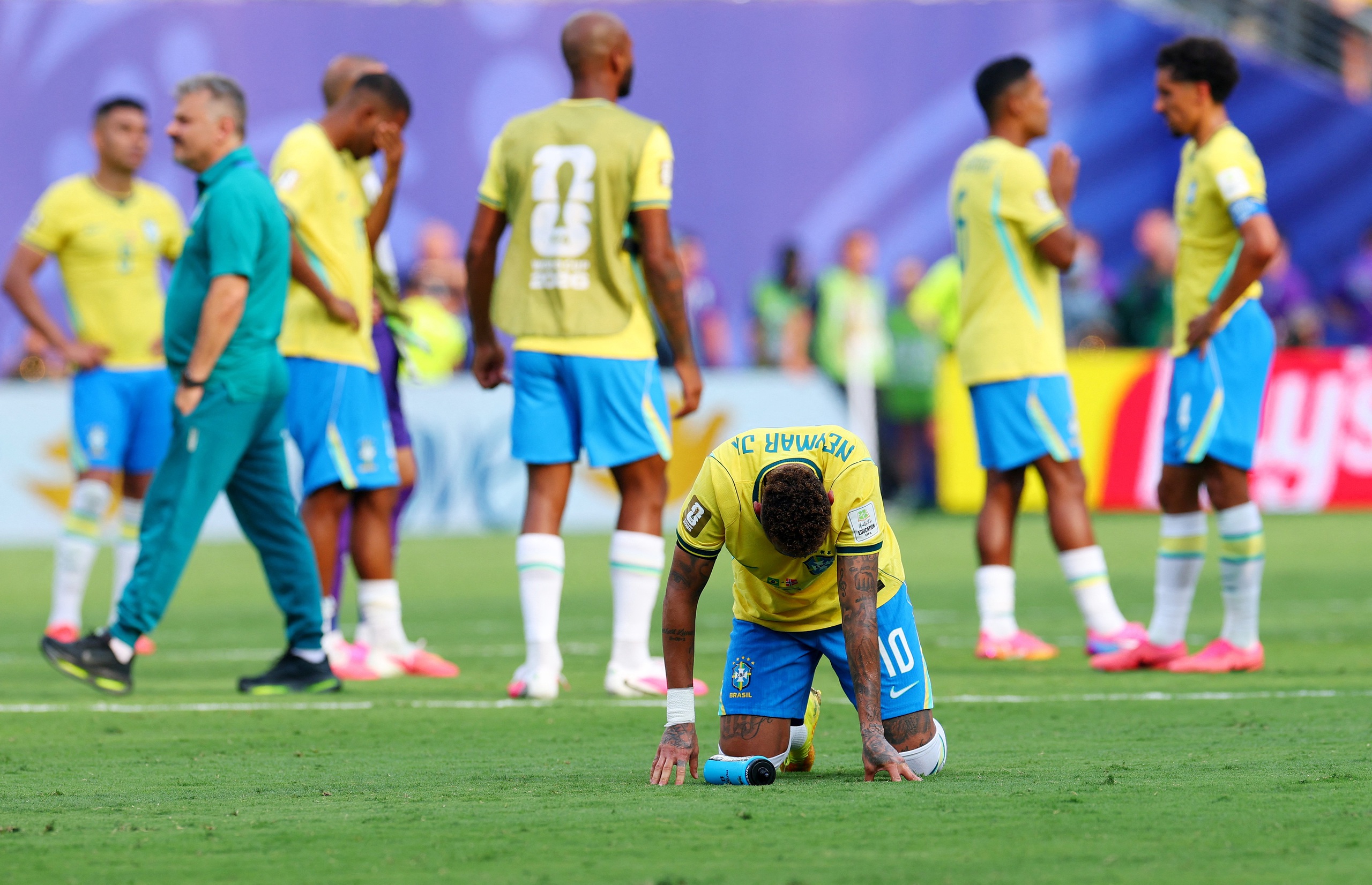 Neymar khóc nức nở khi Brazil thua và những giây phút không giữ được 'cái đầu lạnh'- Ảnh 6.