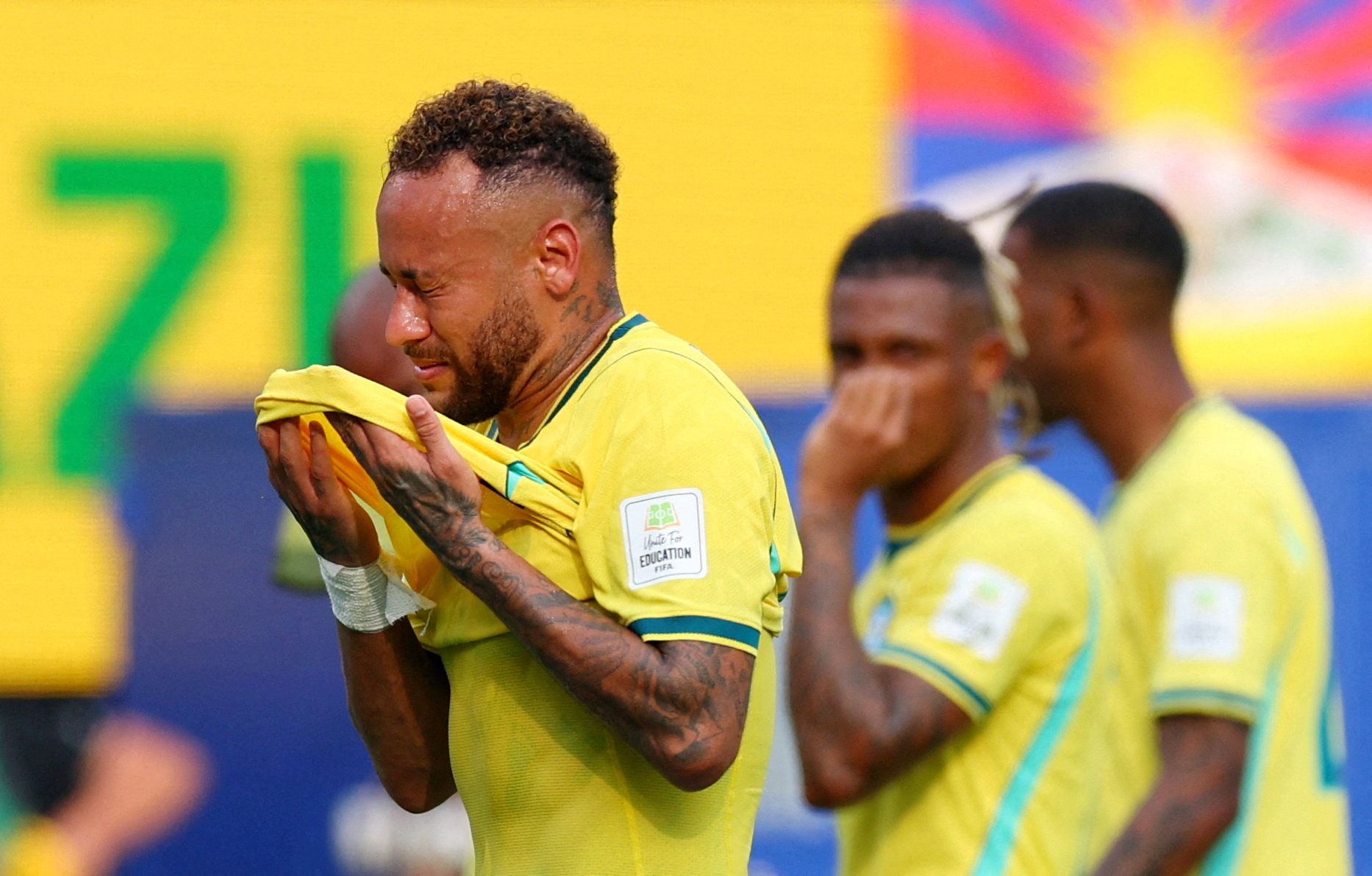 Neymar khóc nức nở khi Brazil thua và những giây phút không giữ được 'cái đầu lạnh'- Ảnh 8.
