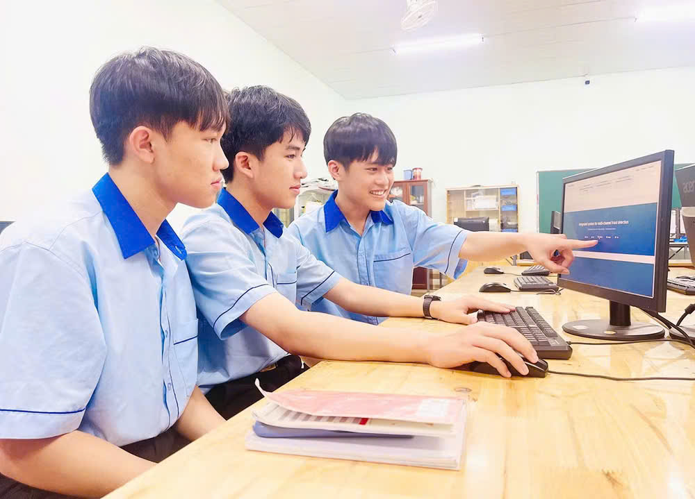Thủ khoa kép từ tây Gia Lai với triết lý học tập ngược dòng - Ảnh 2.