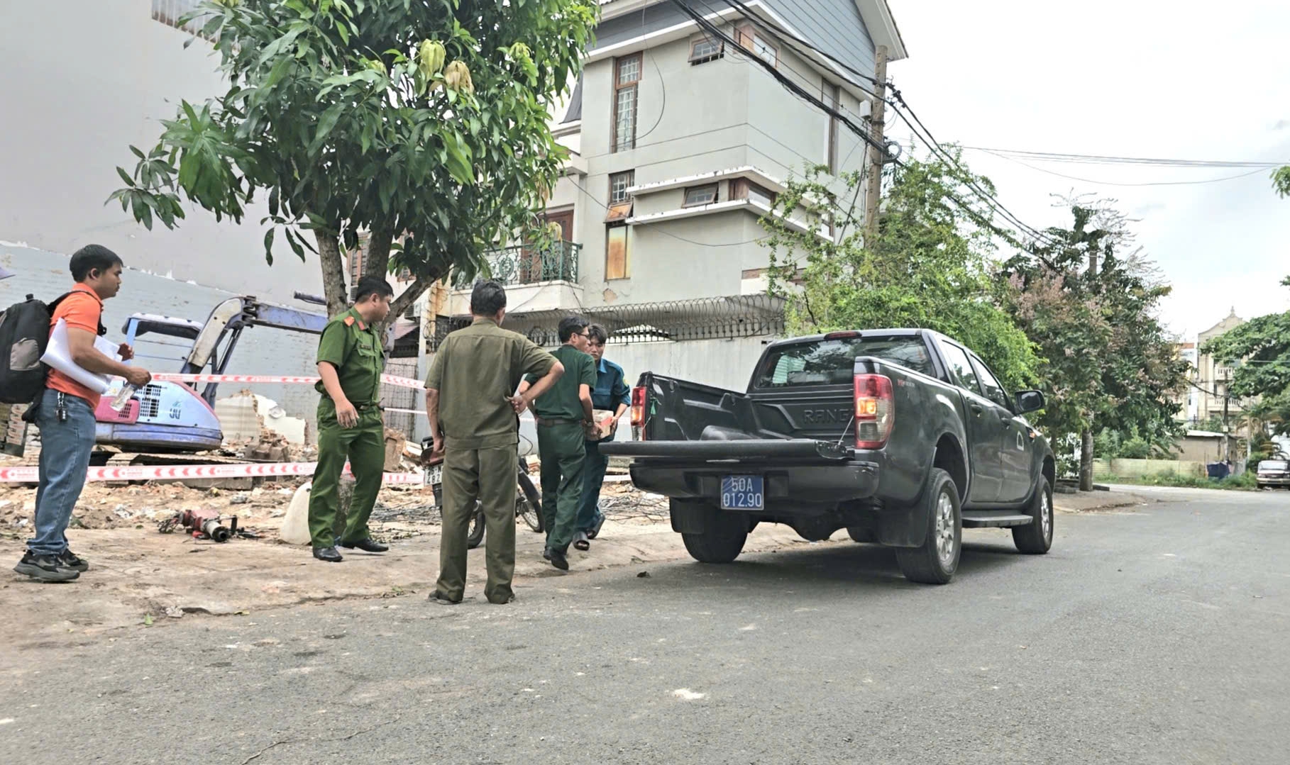 TP.HCM: Phát hiện đầu đạn 105 li khi đang đào móng nhà - Ảnh 3.