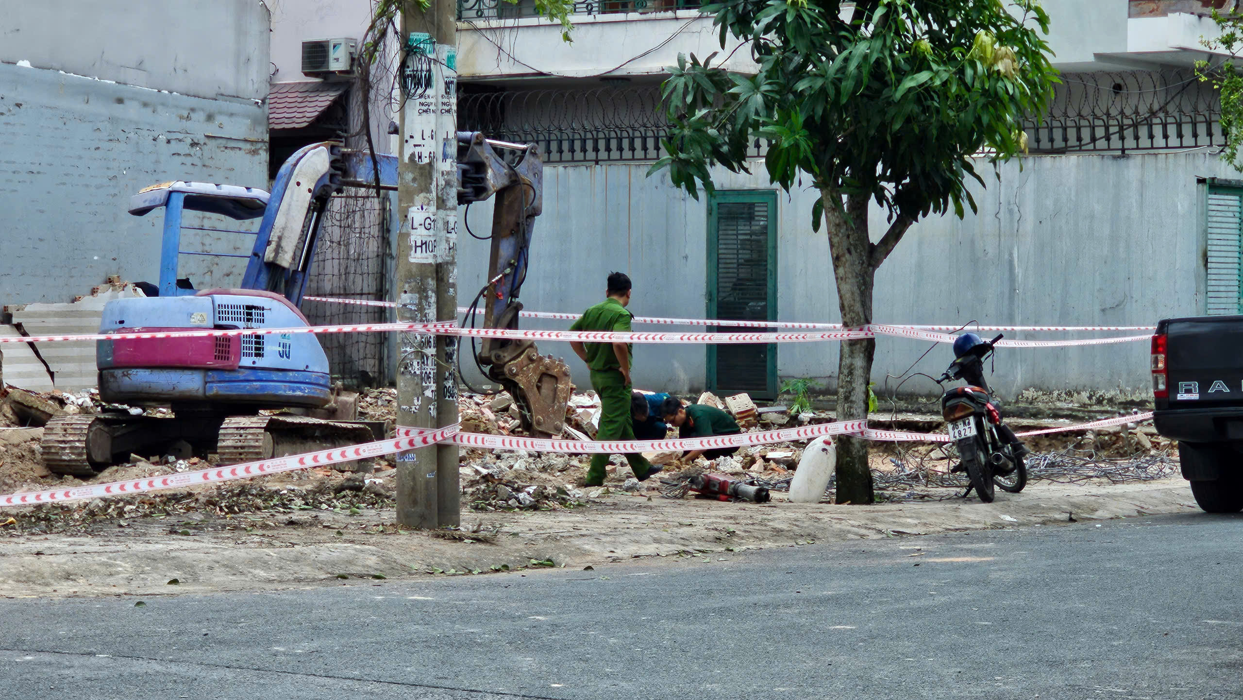TP.HCM: Phát hiện đầu đạn 105 li khi đang đào móng nhà - Ảnh 2.